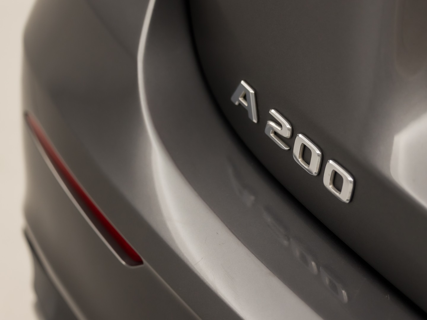 Mercedes-Benz A-Klasse 200 AMG Sport 163Pk Automaat (PANORAMADAK, GROOT NAVI, SFEERVERLICHTING, CAMERA, STOELVERWARMING, SPORTSTOELEN, GETINT GLAS, LEDER/ALCANTARA, NIEUWSTAAT)
