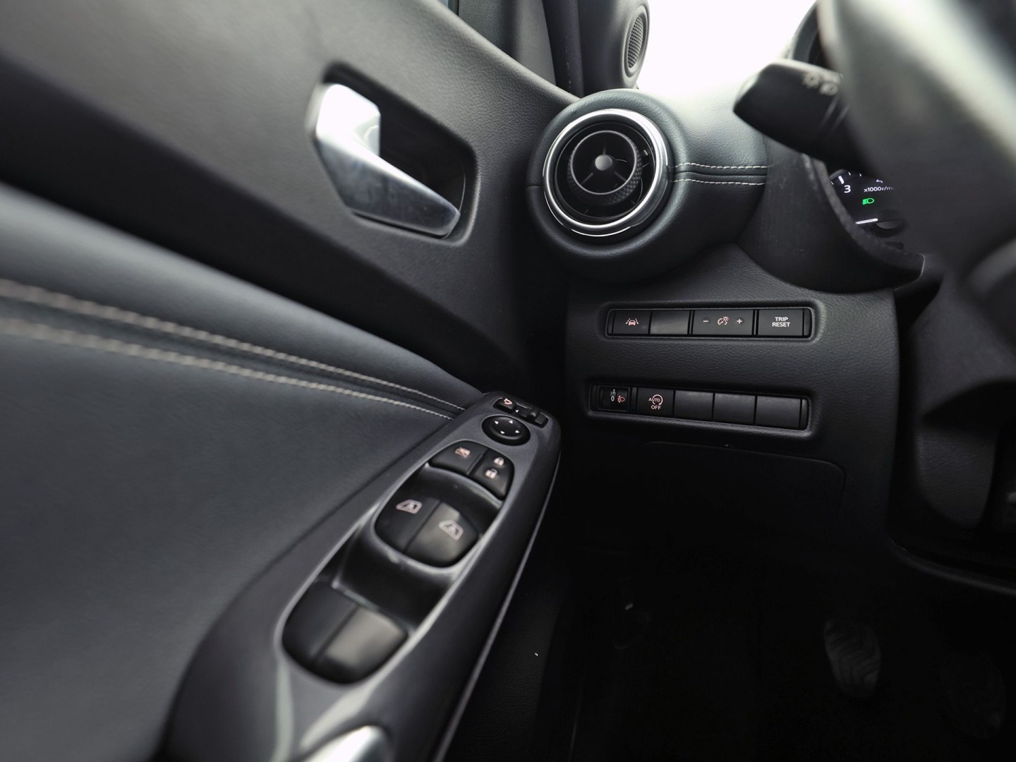 Nissan Juke 1.0 DIG-T N-Connecta (APPLE CARPLAY, GROOT NAVI, CLIMATE, CAMERA, SPORTSTOELEN, GETINT GLAS, KEYLESS START, CRUISE, NIEUWSTAAT)