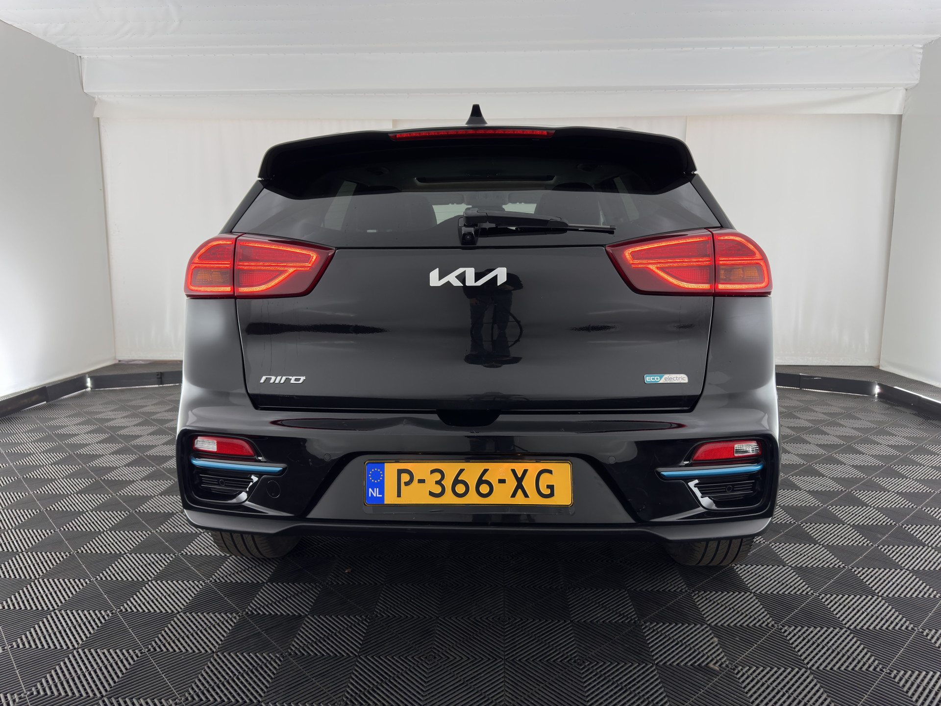 Kia e-Niro ExecutiveLine 64 kWh [ 3-Fase ] {SOH-100%} (INCL-BTW) Aut. *PANO | LEATHER | JBL-AUDIO | FULL-LED | NAVI-FULLMAP | DAB | ADAPTIVE-CRUISE | CAMERA | MEMORY-PACK | LANE-ASSIST | CCS-FASTLOADER | KEYLESS | DIGI-COCKPIT | 17"ALU*