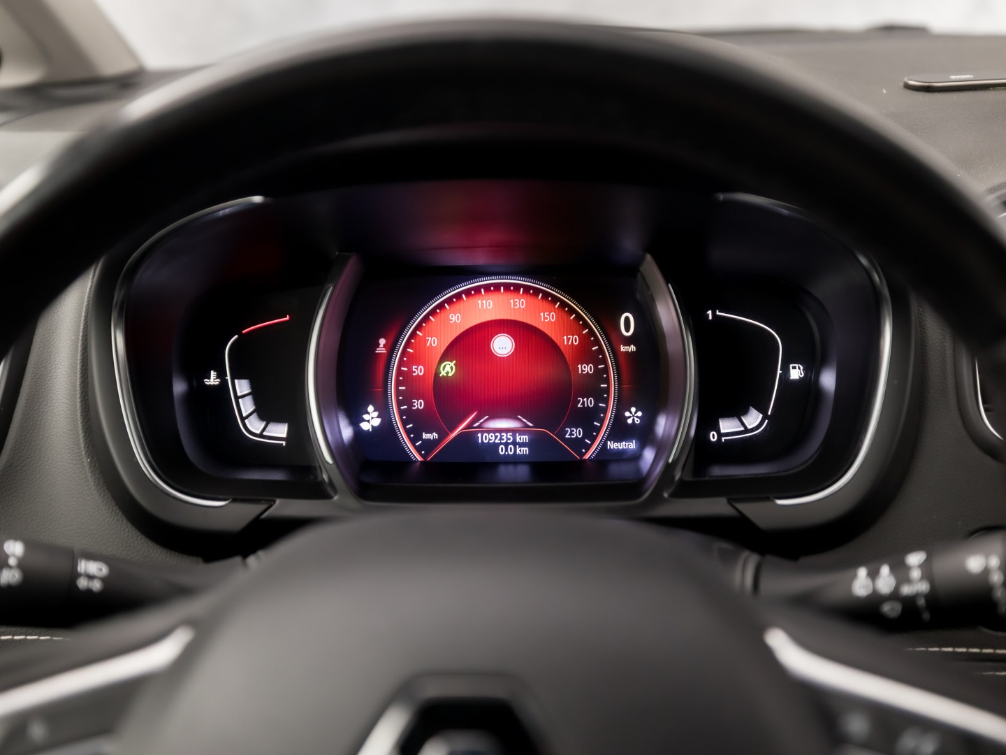 Renault Scénic 1.3 TCe Intens Sport (APPLE CARPLAY, NAVIGATIE, CAMERA, CLIMATE, LEDER, SPORTSTOELEN, GETINT GLAS, CRUISE, NIEUWSTAAT)