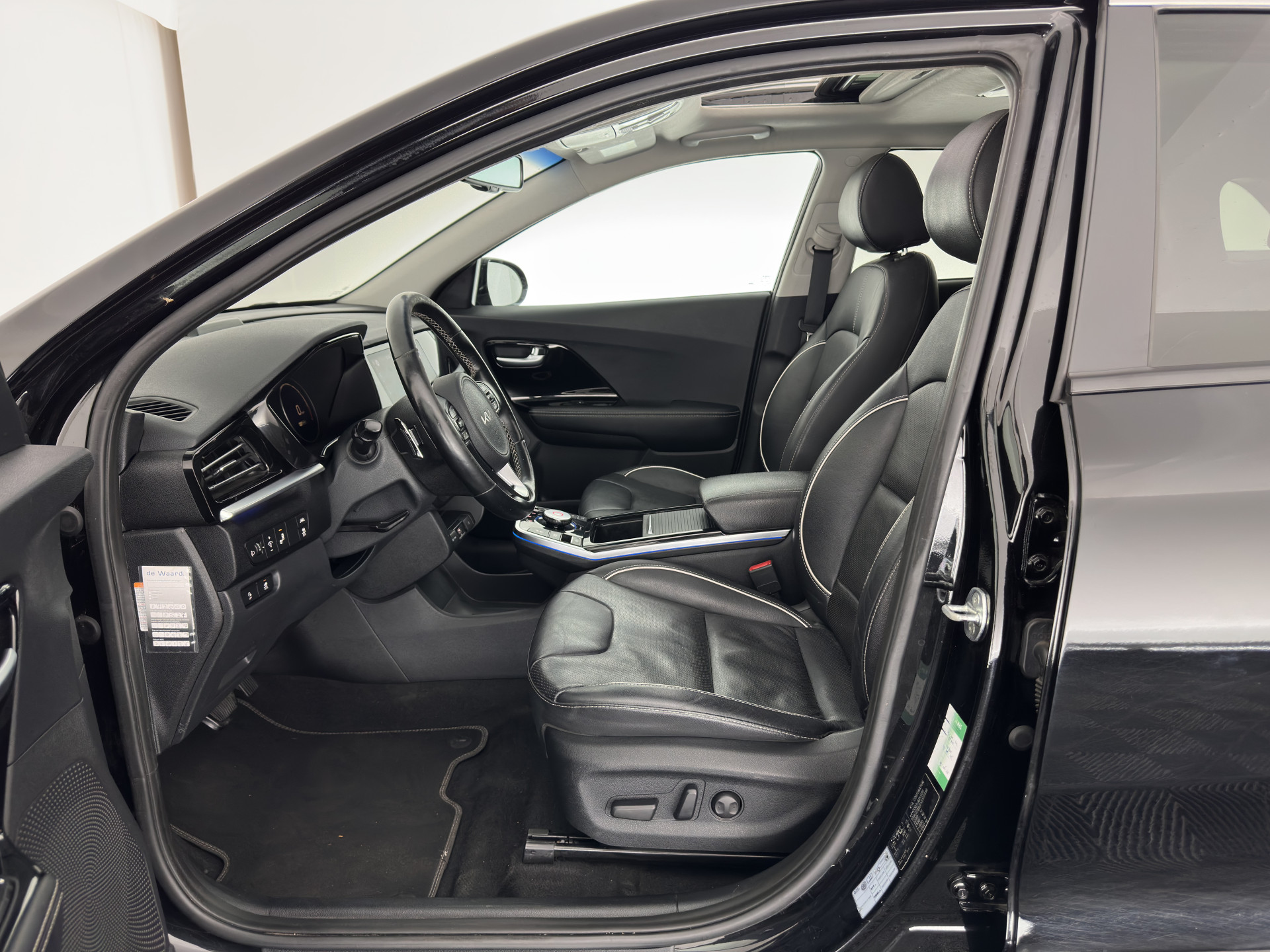 Kia e-Niro ExecutiveLine 64 kWh [ 3-Fase ] {SOH-100%} (INCL-BTW) Aut. *PANO | LEATHER | JBL-AUDIO | FULL-LED | NAVI-FULLMAP | DAB | ADAPTIVE-CRUISE | CAMERA | MEMORY-PACK | LANE-ASSIST | CCS-FASTLOADER | KEYLESS | DIGI-COCKPIT | 17"ALU*