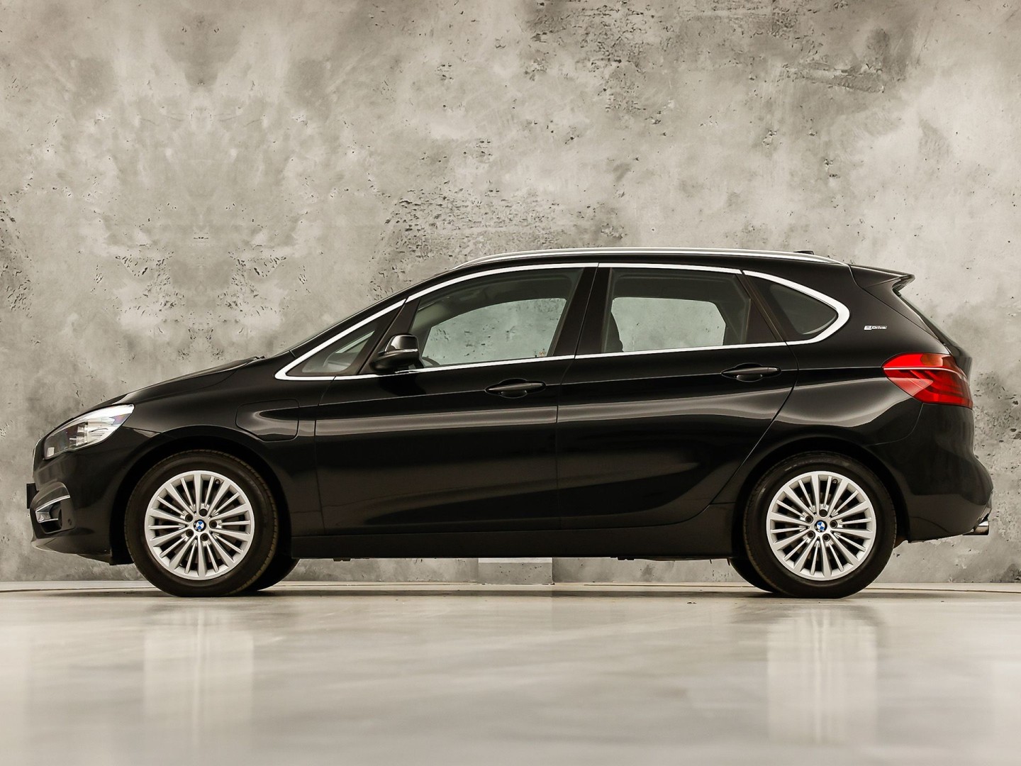 BMW 2 Serie 225xe Sport High Executive xDrive 225Pk Automaat (GROOT NAVI, SOH 89,7%, HEAD-UP DISPLAY, LEDER, STOELVERWARMING, SPORTSTOELEN, PARKEERSENSOREN, NIEUWE APK, NIEUWSTAAT)
