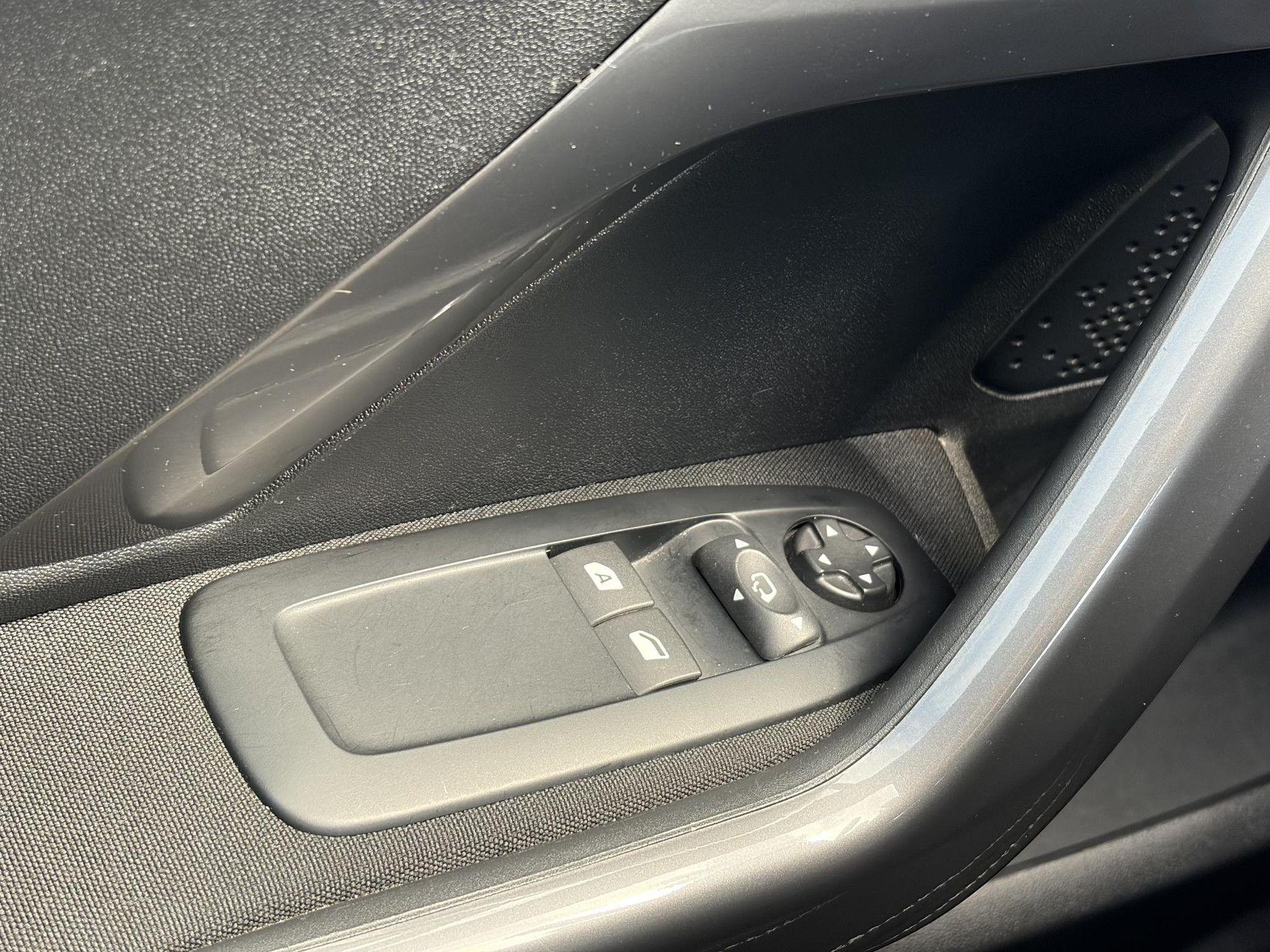 Peugeot 2008 1.2 PureTech Blue Lion 2e Eigenaar,Pano,Navi,Trekhaak,110pk,Dealer Onderhouden,Airco,Cruise,Pdc,Lm velgen,N.A.P,Recent beurt gehad,Apk tot 11-2026