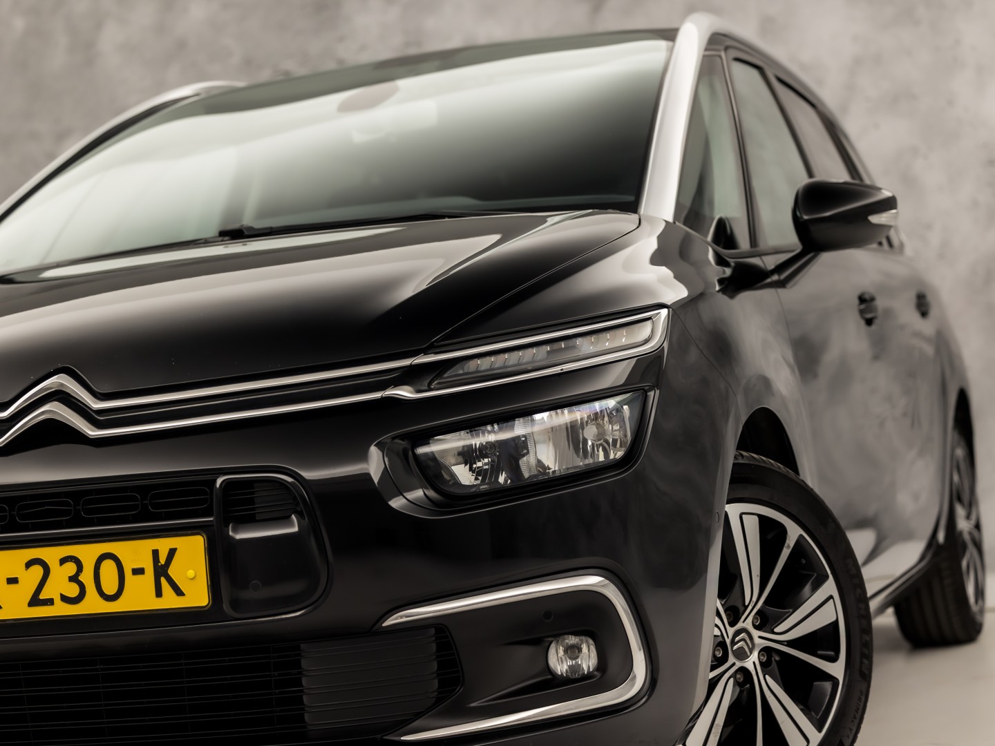Citroën Grand C4 Spacetourer 1.2 PureTech Sport 7 Persoons Automaat 131Pk (APPLE CARPLAY, DB-RIEM VERVANGEN, GROOT NAVI, CAMERA, GETINT GLAS, TREKHAAK, NIEUWE APK, NIEUWSTAAT)