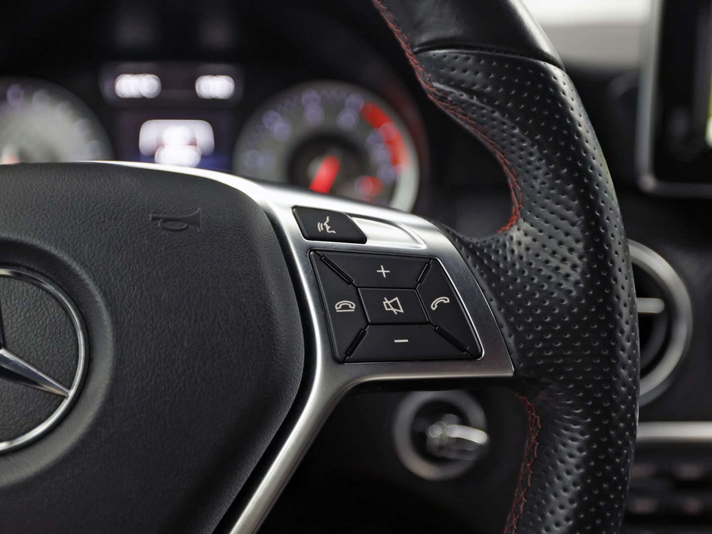 Mercedes-Benz A-Klasse 180 AMG Sport (NAVIGATIE, LEDER/ALCANTARA, DIAMOND GRILL, SPORTSTOELEN, XENON, CRUISE, NIEUWE APK, NIEUWSSTAAT)