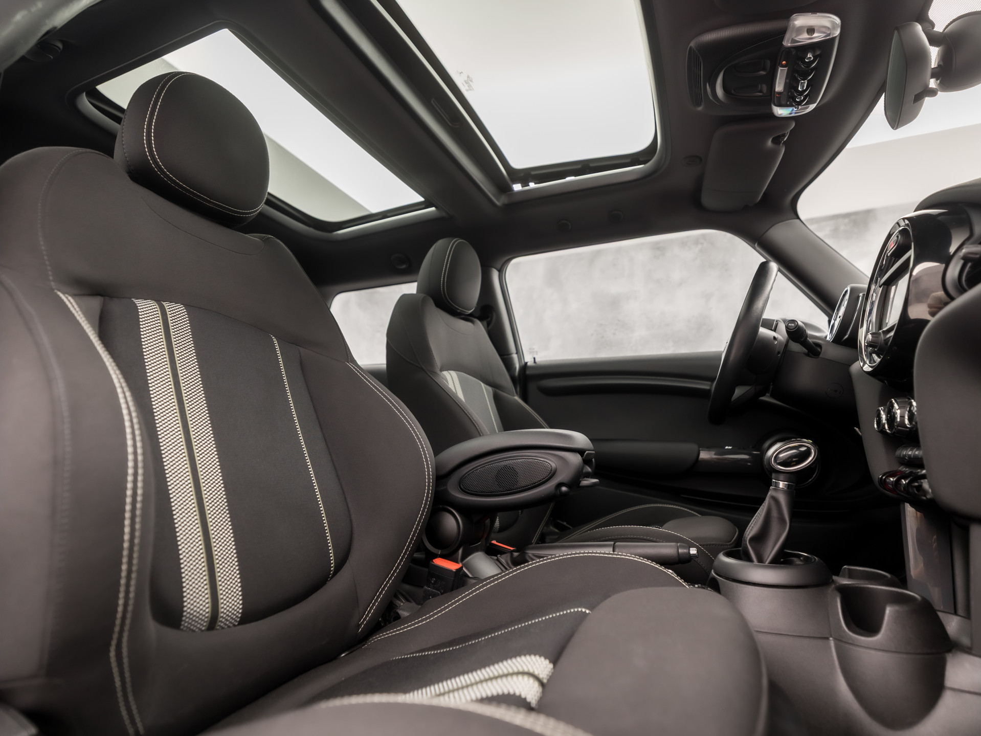 MINI Mini 1.5 Cooper Sport Automaat (PANORAMADAK, JCW PACK, NAVIGATIE, CLIMATE, ZWART HEMEL, SPORTSTOELEN, PARKEERSENSOREN, CRUISE, NIEUWE APK, NIEUWSTAAT)