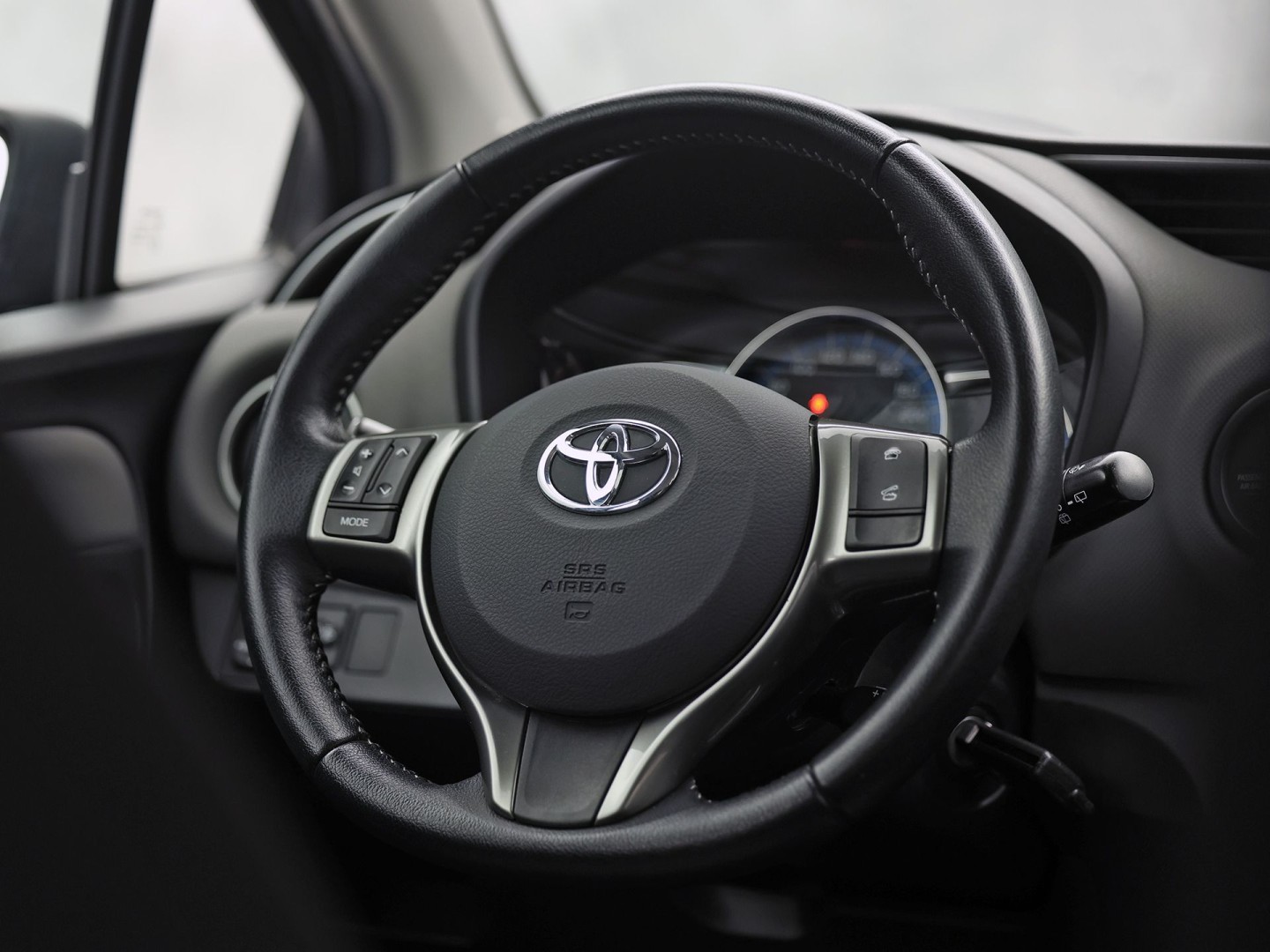 Toyota Yaris 1.5 Hybrid Sport Automaat (NAVIGATIE, CAMERA, CLIMATE, SPORTSTOELEN, CRUISE, ELEK PAKKET, NIEUWSTAAT)