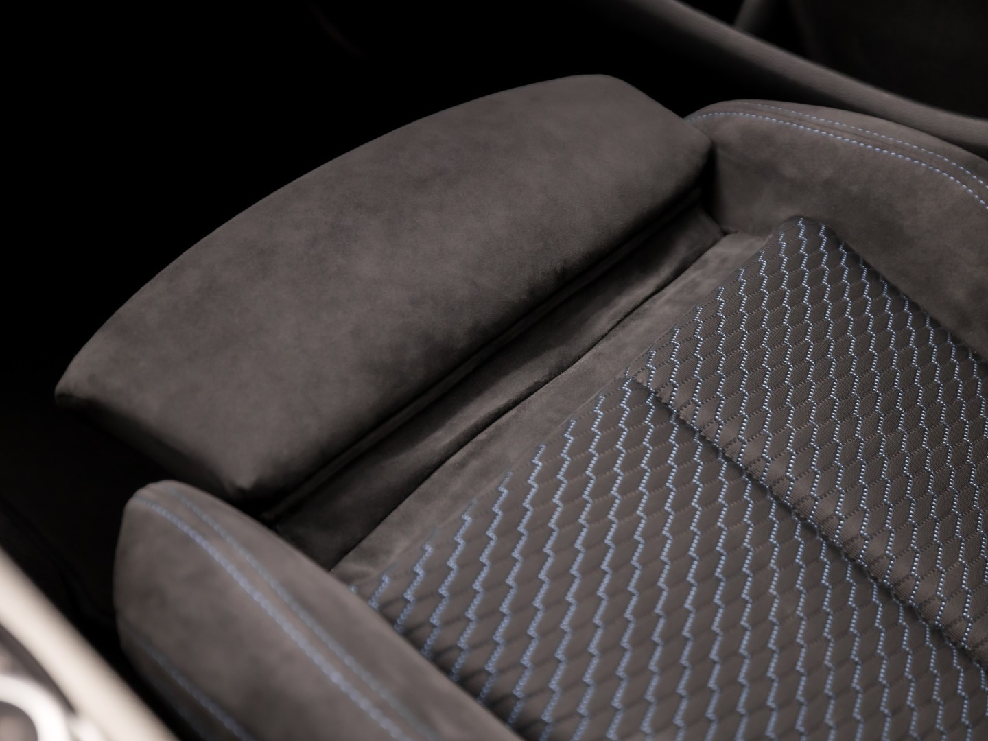 BMW M140i M Sport High Executive 340Pk Automaat (6 CILINDER, M PAKKET, HARMAN/KARDON, ALCANTARA, CAMERA, SPORTSTOELEN, M SPORTREMMEN, NAVIGATIE, STOELVERWARMING, GETINT GLAS, NIEUWSTAAT)
