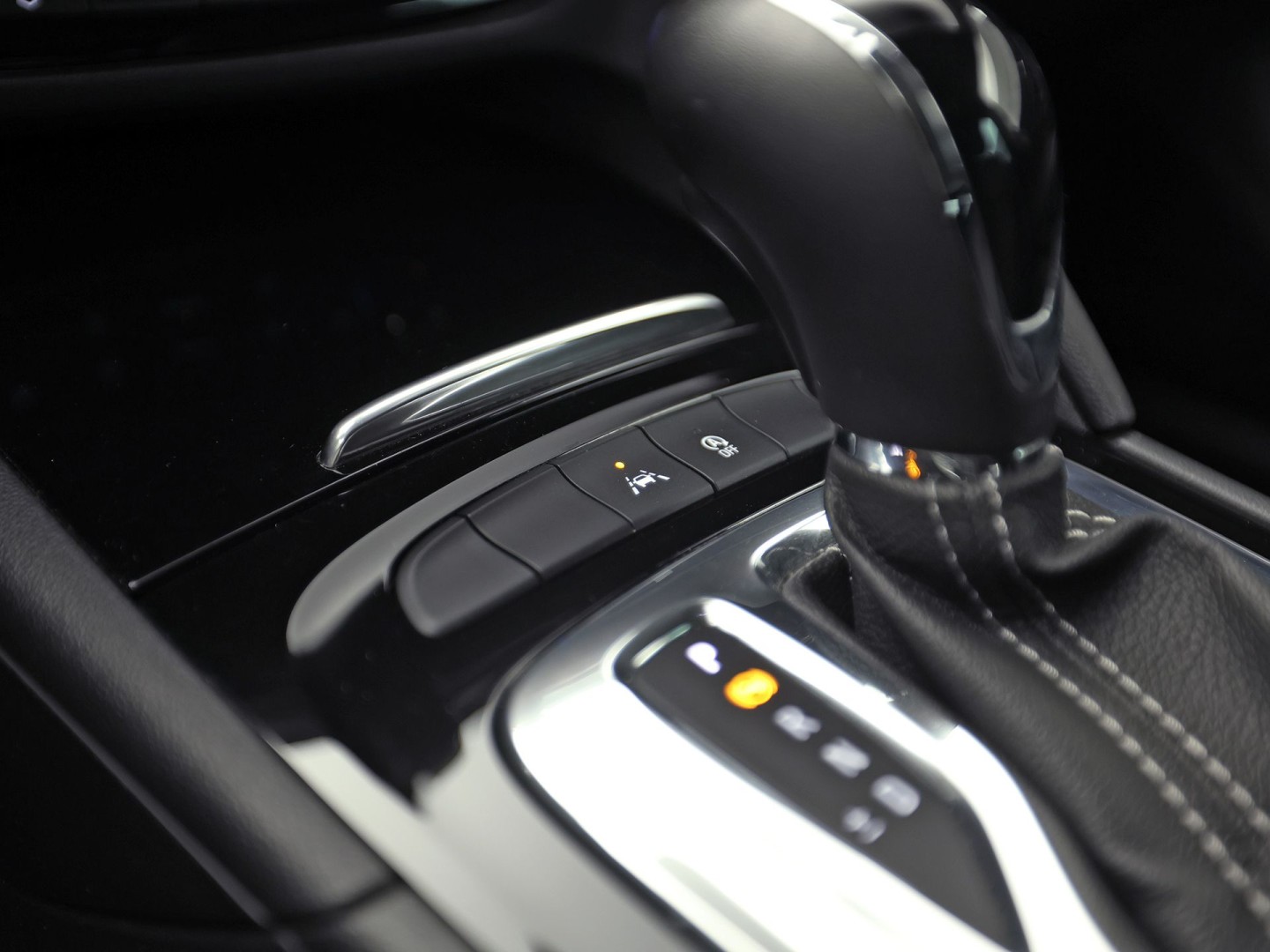 Opel Insignia 1.5 Turbo Business Executive 165Pk Automaat (APPLE CARPLAY, GROOT NAVI, CLIMATE, CAMERA, STUUR/STOELVERWARMING, ADAPTIVE CRUISE, SPORTSTOELEN, GETINT GLAS, TREKHAAK, NIEUWSTAAT)