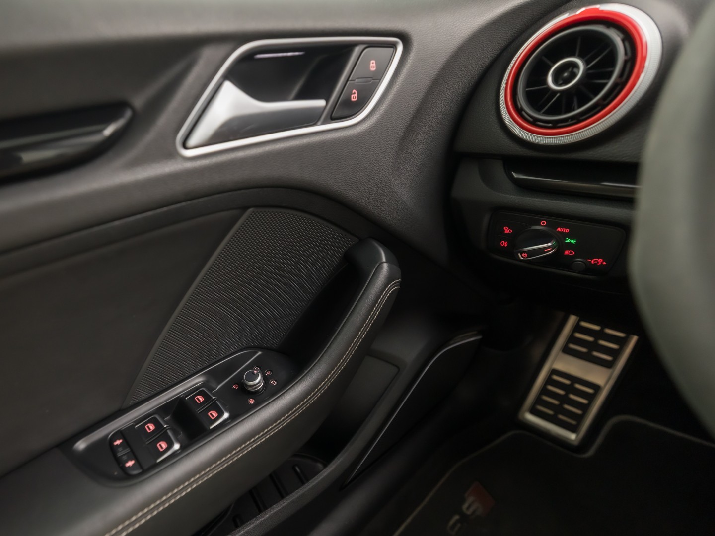 Audi A3 Sportback 2.0 TFSI S3 quattro S-Line 300Pk Automaat (PANORAMADAK, BLACK PACK, BANG&OLUFSEN, ELEK SPORTSTOELEN, RODE GORDELS, GETINT GLAS, PARKEERSENSOREN, NIEUWSTAAT)
