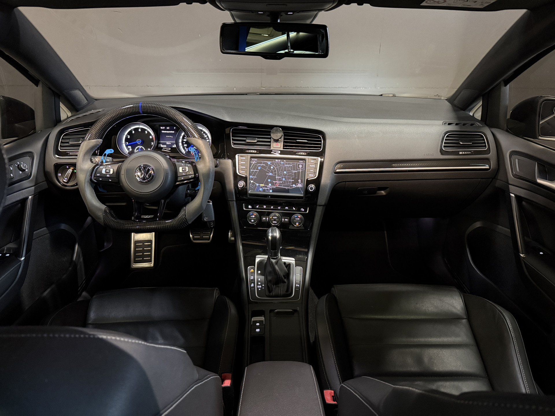 Volkswagen Golf 2.0 TSI R 4Motion | Camera | Panoramadak | 300PK | Stoelverwarming | Leder