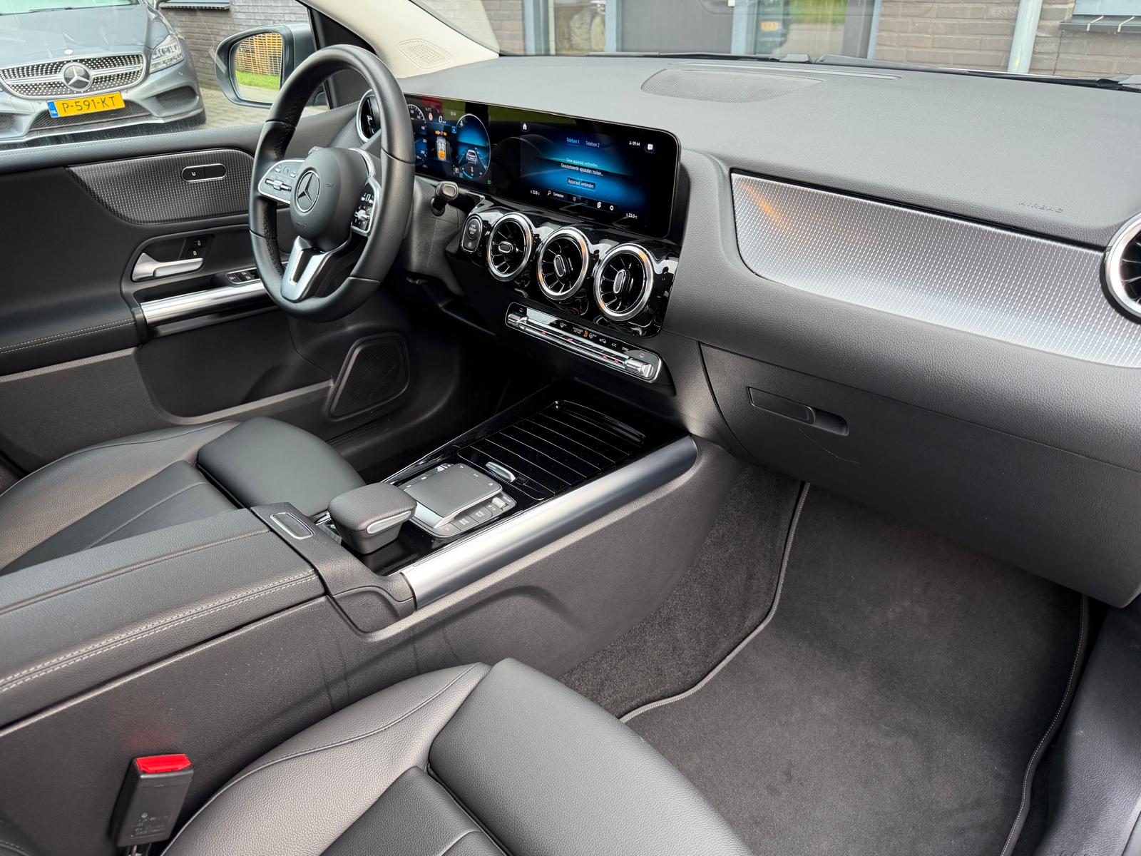 Mercedes-Benz B-klasse 180 Business Solution AMG | 1E EIGENAAR | 3/6/12MND GARANTIE | LEDER | LED | AUTOMAAT | DAB | CARPLAY | CRUISE | CLIMA | STOELVERWM. |