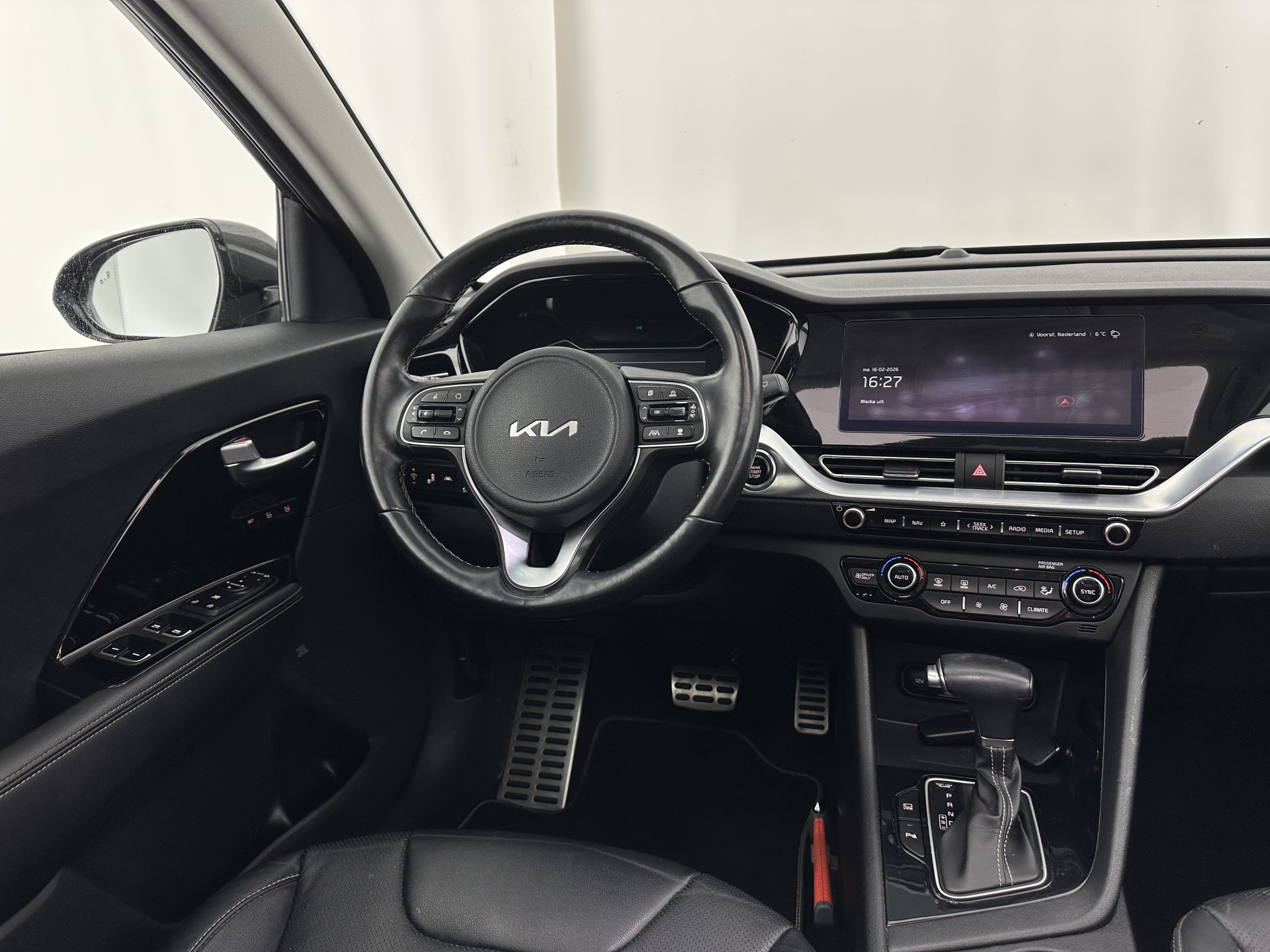 Kia Niro 1.6 GDi Hybrid ExecutiveLine (INCL-BTW) Aut. *PANO |  LEATHER | FULL-LED | NAVI-FULLMAP | DIGI-COCKPIT | HEATED-COMFORTSEATS | CAMERA | DAB+ | KEYLESS | ECC | SHIFTPADDLES | ADAPTIVE-CRUISE | LANE-ASSIST | 16"ALU*