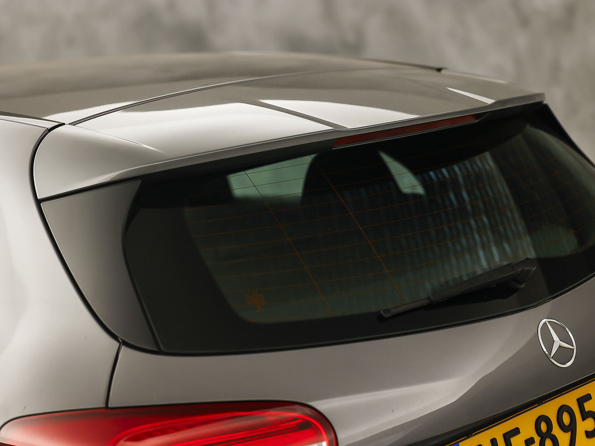 Mercedes-Benz A-Klasse 180 AMG Sport (NAVIGATIE, LEDER/ALCANTARA, DIAMOND GRILL, SPORTSTOELEN, XENON, CRUISE, NIEUWE APK, NIEUWSSTAAT)