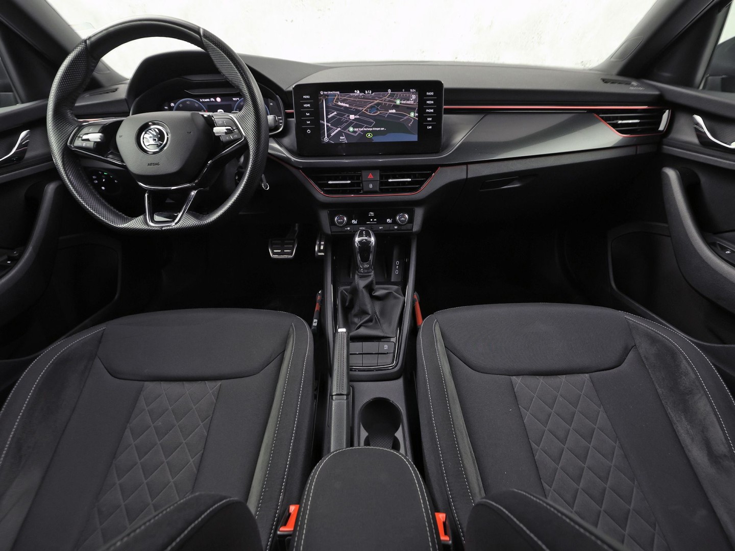 Škoda Kamiq 1.0 TSI Sport Automaat (KUIPSTOELEN, VIRTUAL COCKPIT, APPLE CARPLAY, GROOT NAVI, STOELVERWARMING, ADAPTIVE CRUISE, GETINT GLAS, ZWART HEMEL, NIEUWSTAAT)