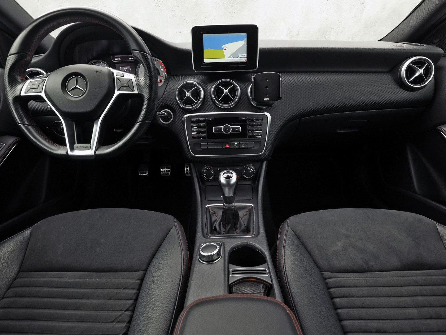 Mercedes-Benz A-Klasse 180 AMG Sport (NAVIGATIE, LEDER/ALCANTARA, DIAMOND GRILL, SPORTSTOELEN, XENON, CRUISE, NIEUWE APK, NIEUWSSTAAT)