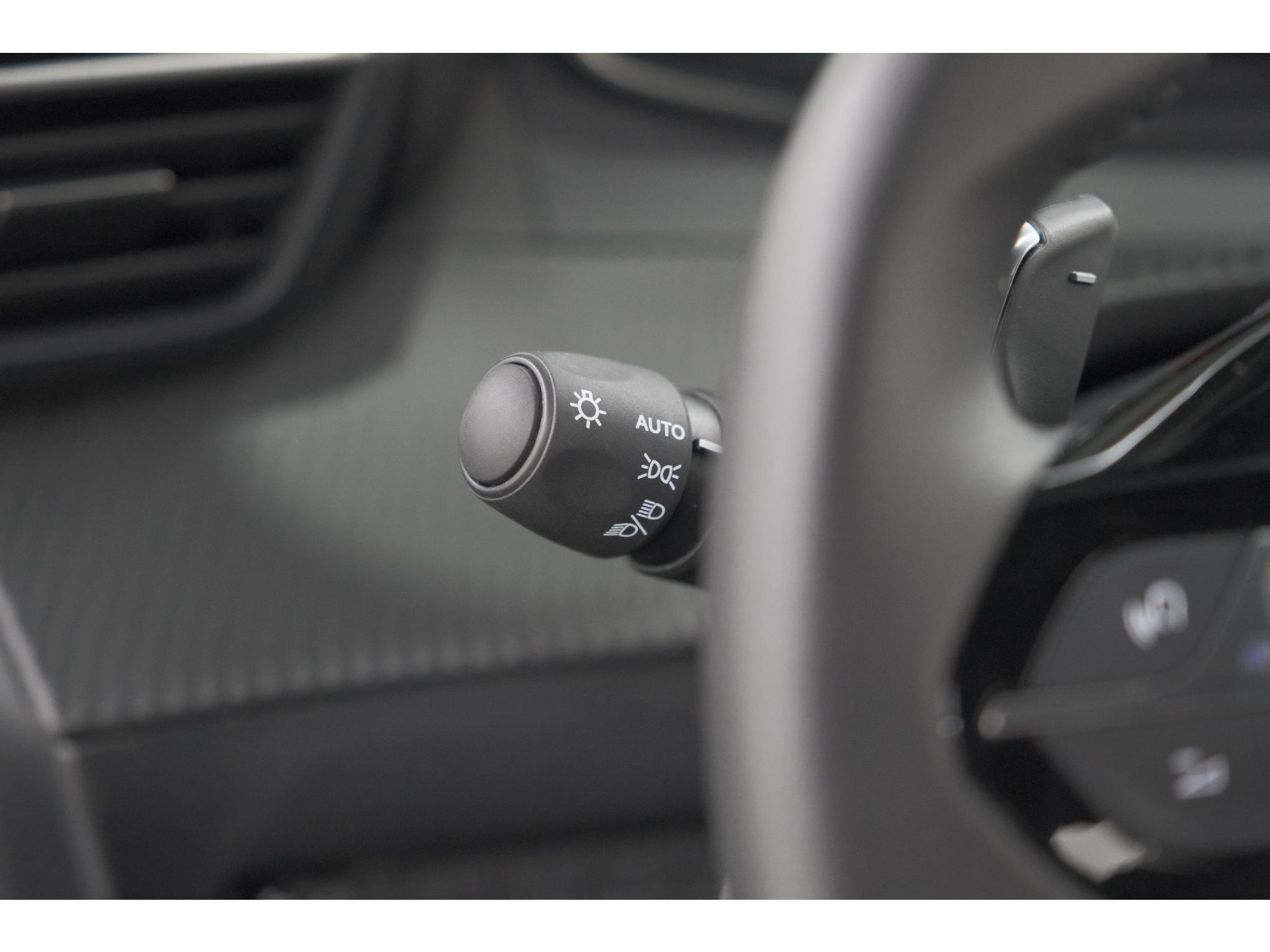 Peugeot 2008 Hybrid 136 e-DCS6 Style | Apple Carplay | Parkeersensoren | Climate control