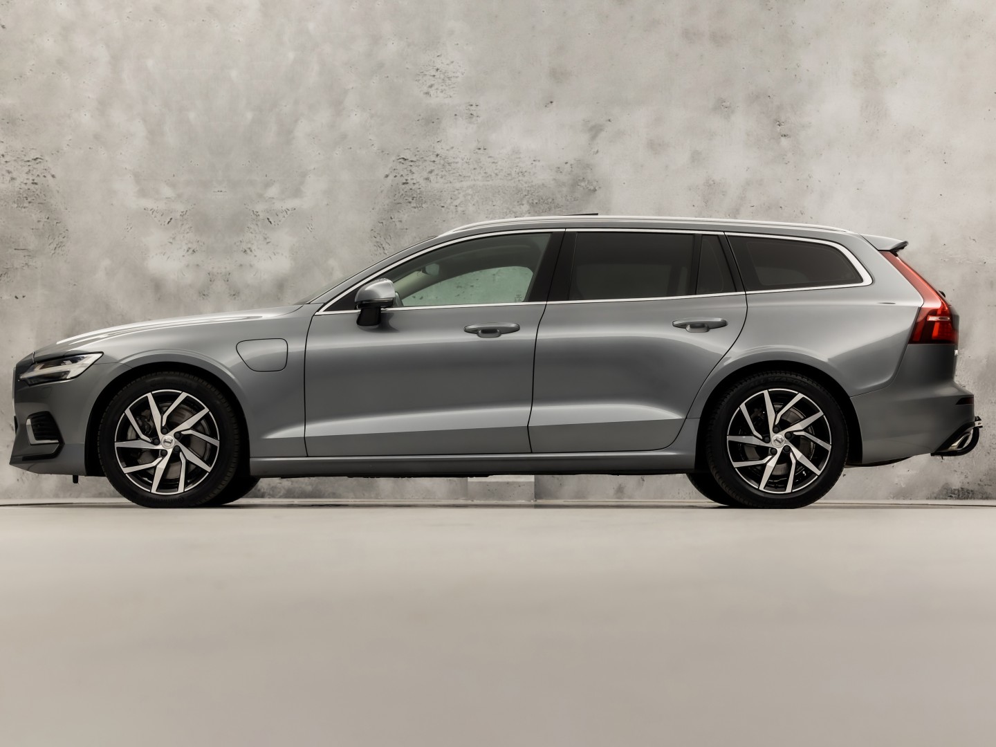 Volvo V60 2.0 T8 Twin Engine AWD Inscription 391Pk Automaat (PANORAMADAK, GROOT NAVI, MEMORY SEATS, GETINT GLAS, STUUR/STOELVERWARMING, CAMERA, TREKHAAK, ELEK ACHTERKLEP, NIEUWSTAAT)