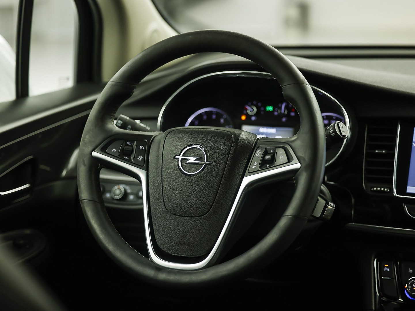 Opel Mokka X 1.4 Turbo Innovation Sport (GROOT NAVI, APPLE CARPLAY, STUUR/STOELVERWARMING, TREKHAAK, LEDER, CRUISE, LM VELGEN, NIEUWE APK)