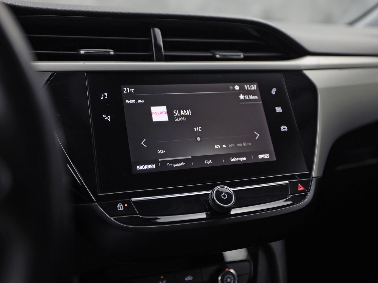 Opel Corsa 1.2 Sport (APPLE CARPLAY, LEDER STUURWIEL, SPORTSTOELEN, ELEK PAKKET, LANE ASSIST, NIEUWSTAAT)