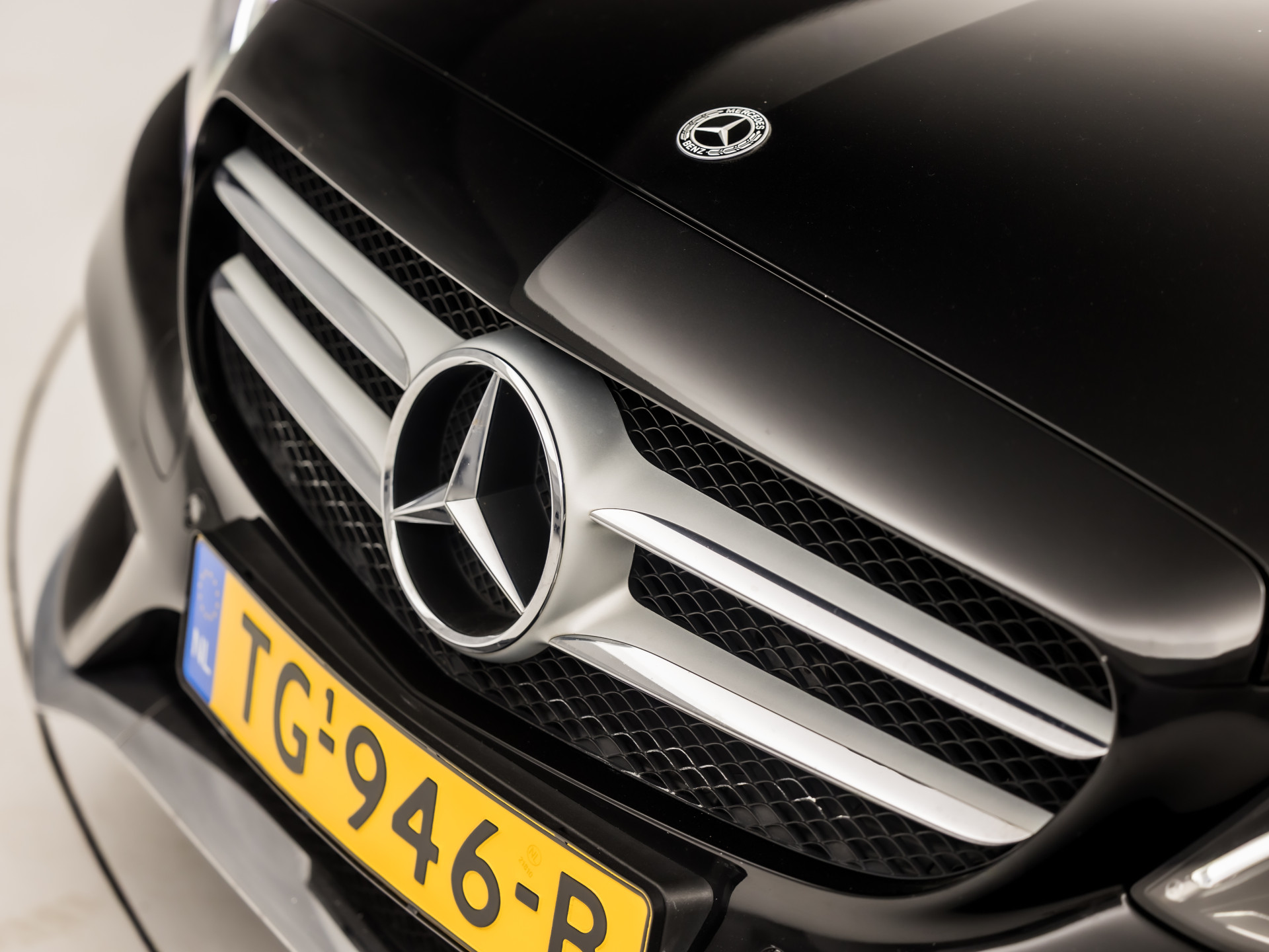 Mercedes-Benz C-Klasse 180 AMG Sport 156Pk Automaat (NAVIGATIE, CAMERA, LEDER, ZWART HEMEL, STOELVERWARMING, SPORTSTOELEN, GETINT GLAS, NIEUWSTAAT)