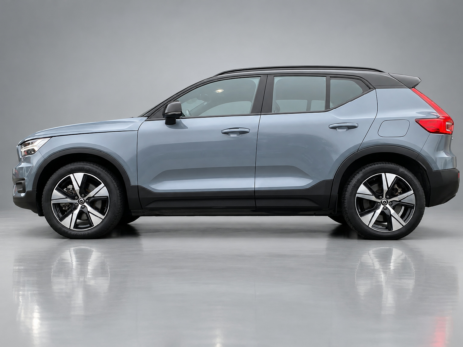 Volvo XC40 Recharge P8 AWD R-Design 408 pk | apple carplay | stoel-stuurverwarming | leder-alcantara | elektr. a. klep | BTW