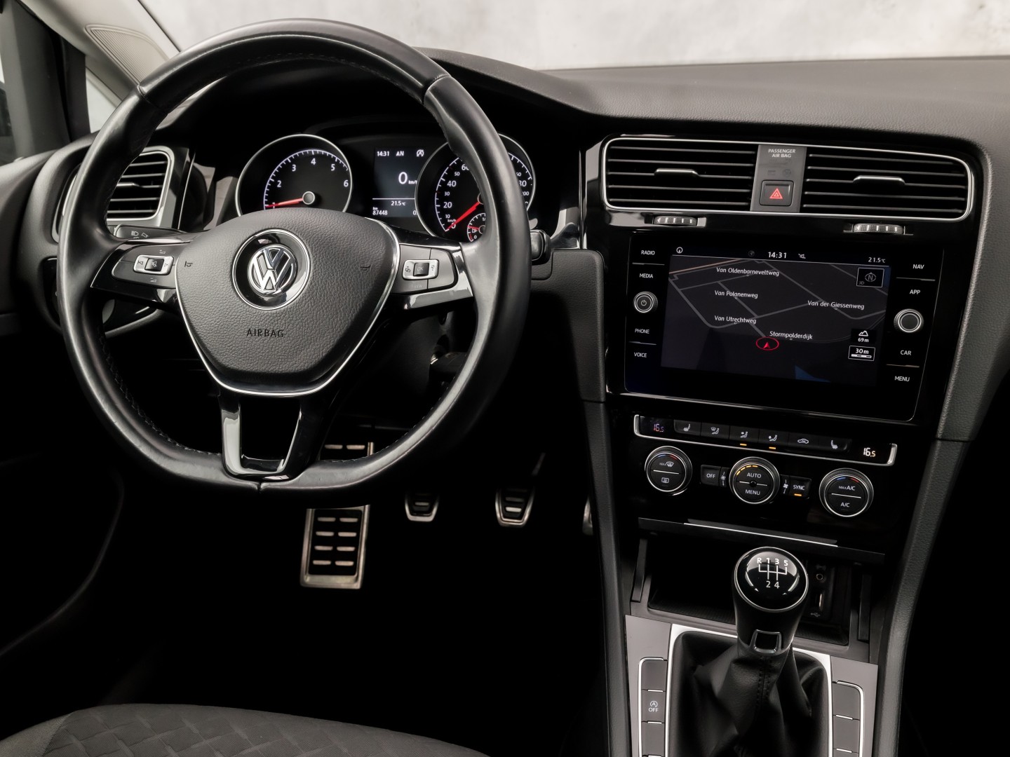 Volkswagen Golf 1.0 TSI Sportline (APPLE CARPLAY, GROOT NAVI, CLIMATE, STOELVERWARMING, SPORTSTOELEN, LM VELGEN, GETINT GLAS, PARKEERSENSOREN, NIEUWSTAAT)