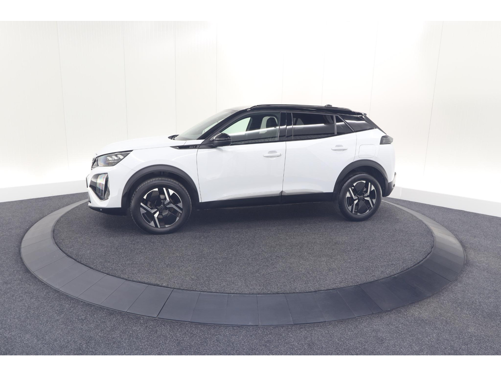 Peugeot 2008 PureTech 130 EAT8 GT | Camera | Apple Carplay | Parkeersensoren | 17 Inch Lichtmetalen Velgen