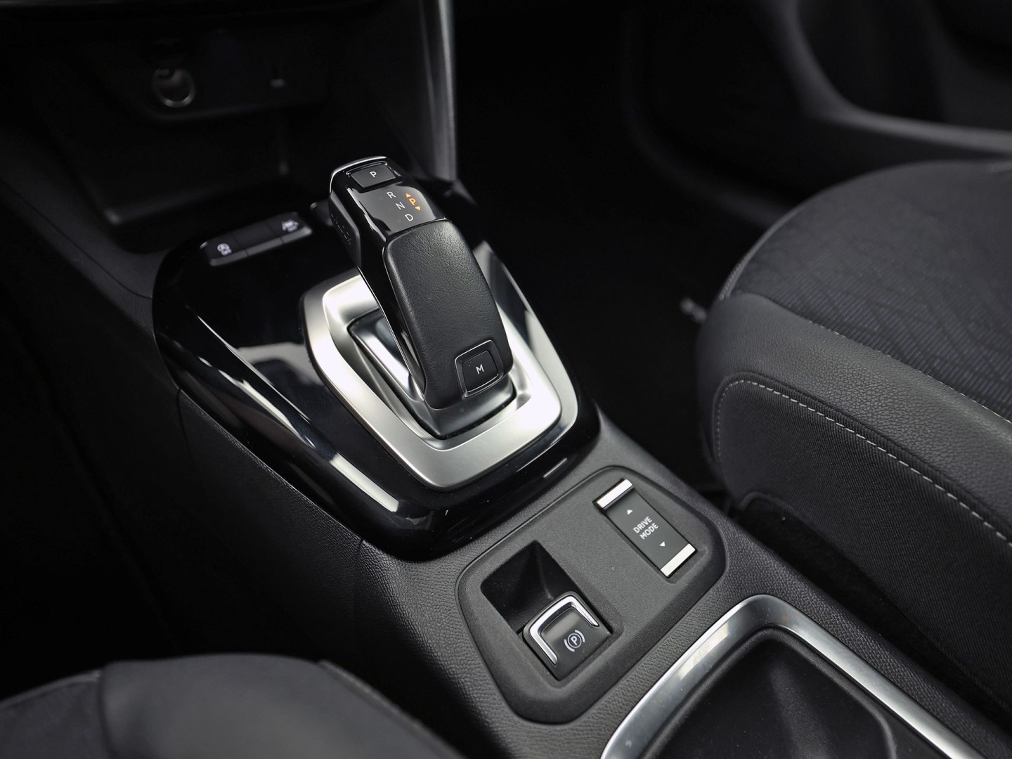 Opel Corsa 1.2 Elegance Sport Automaat (VIRTUAL COCKPIT, APPLE CARPLAY, GROOT NAVI, 360 CAMERA, SPORTSTOELEN, GETINT GLAS, LM VELGEN, LEDER STUURWIEL, NIEUWSTAAT)