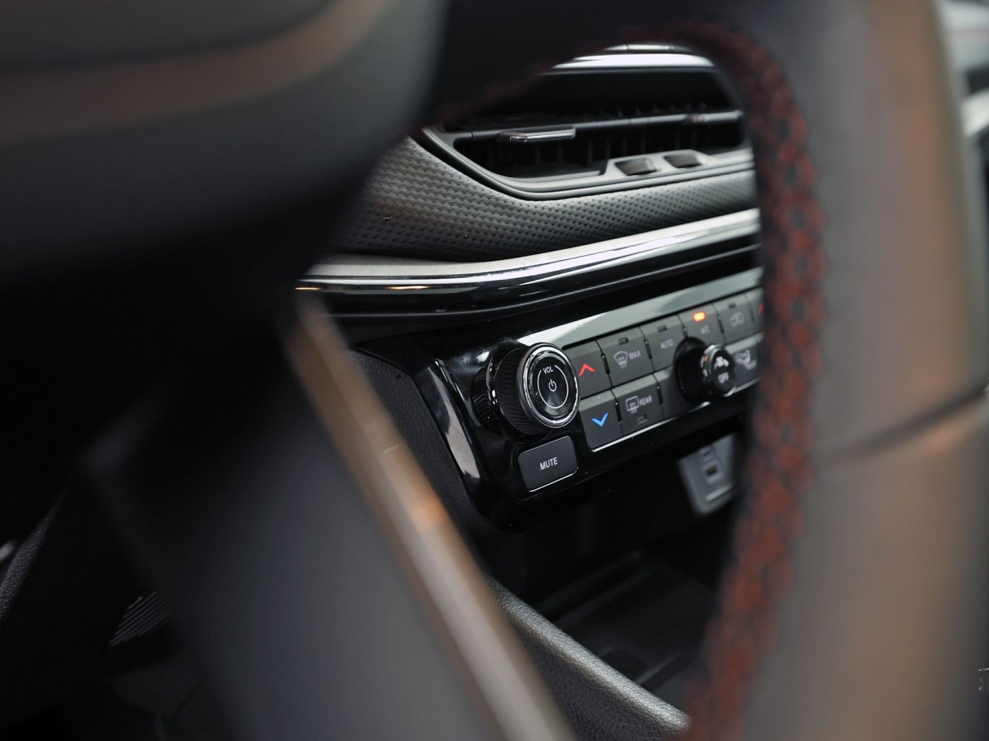 Jeep Compass 4xe 240 Plug-in Hybrid Electric Trailhawk 240Pk Automaat (PANORAMADAK, VIRTUAL COCKPIT, APPLE CARPLAY, GROOT NAVI, CAMERA, SPORTSTOELEN, GETINT GLAS, ADAPTIVE CRUISE, NIEUWSTAAT)