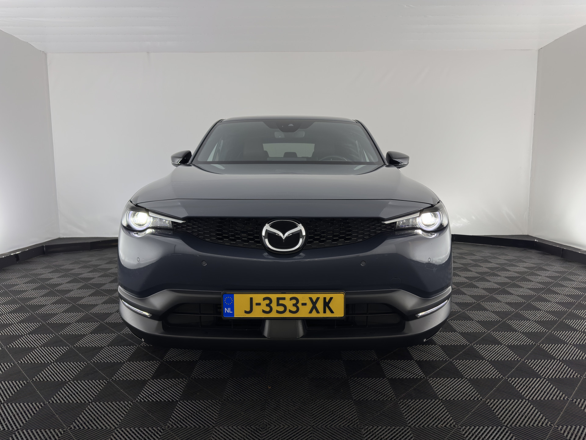 Mazda MX-30 e-SkyActiv 145 First Edition 36 kWh {SOH-92%} (INCL-BTW) Aut.*LEATHER-MICROFIBRE | FULL-LED | NAVI-FULLMAP | KEYLESS | BLIND-SPOT |  ADAPTIVE-CRUISE | HEAD-UP | CAMERA | DIGI-COCKPIT | MEMORY-PACK | SHIFT-PADDLES | 18"ALU*