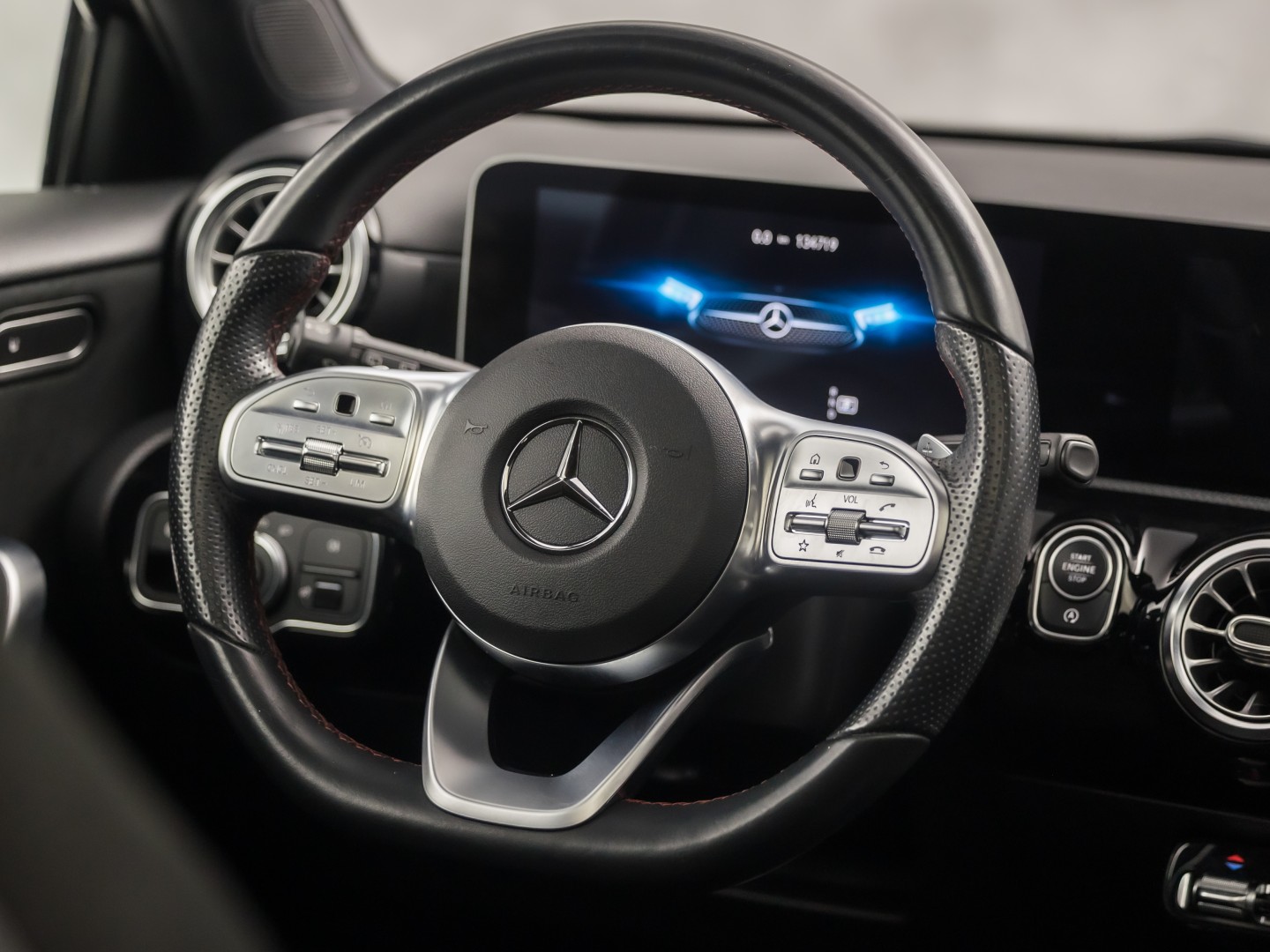 Mercedes-Benz A-Klasse 200 AMG Sport 163Pk Automaat (PANORAMADAK, GROOT NAVI, SFEERVERLICHTING, CAMERA, STOELVERWARMING, SPORTSTOELEN, GETINT GLAS, LEDER/ALCANTARA, NIEUWSTAAT)