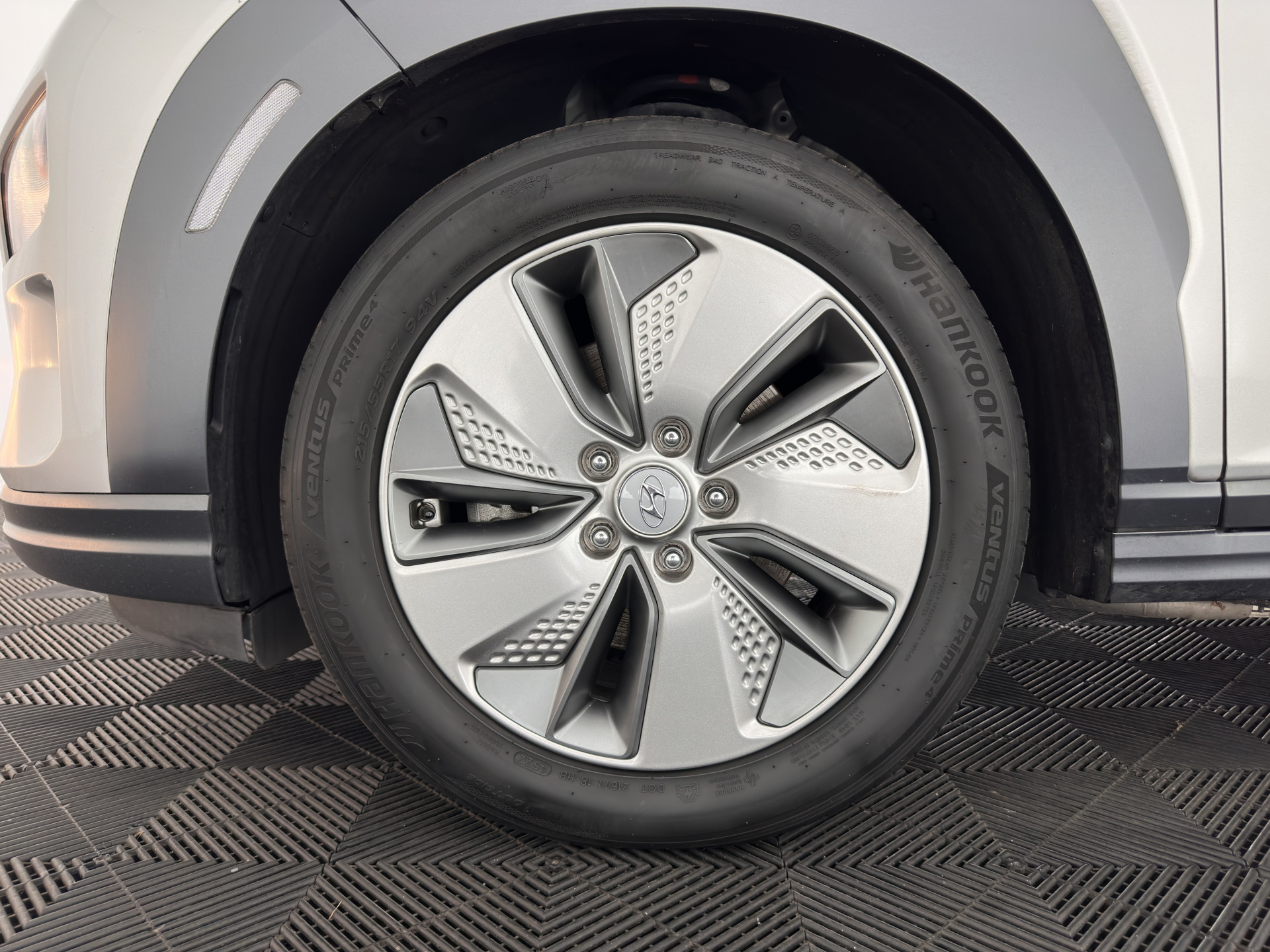 Hyundai Kona EV Fashion 64 kWh (3-Fase) {SOH-100%} (INCL-BTW)  Aut * HEATPUMP | NAVI-FULLMAP | LEATHER-FABRIC | KEYLESS | CAMERA | DAB | ECC | PDC | ADAPTIVE-CRUISE | LANE-ASSIST | HEATED SEATS | PRIVACY-GLASS | HEAD-UP | SHIFT-PADDLES | 17"A