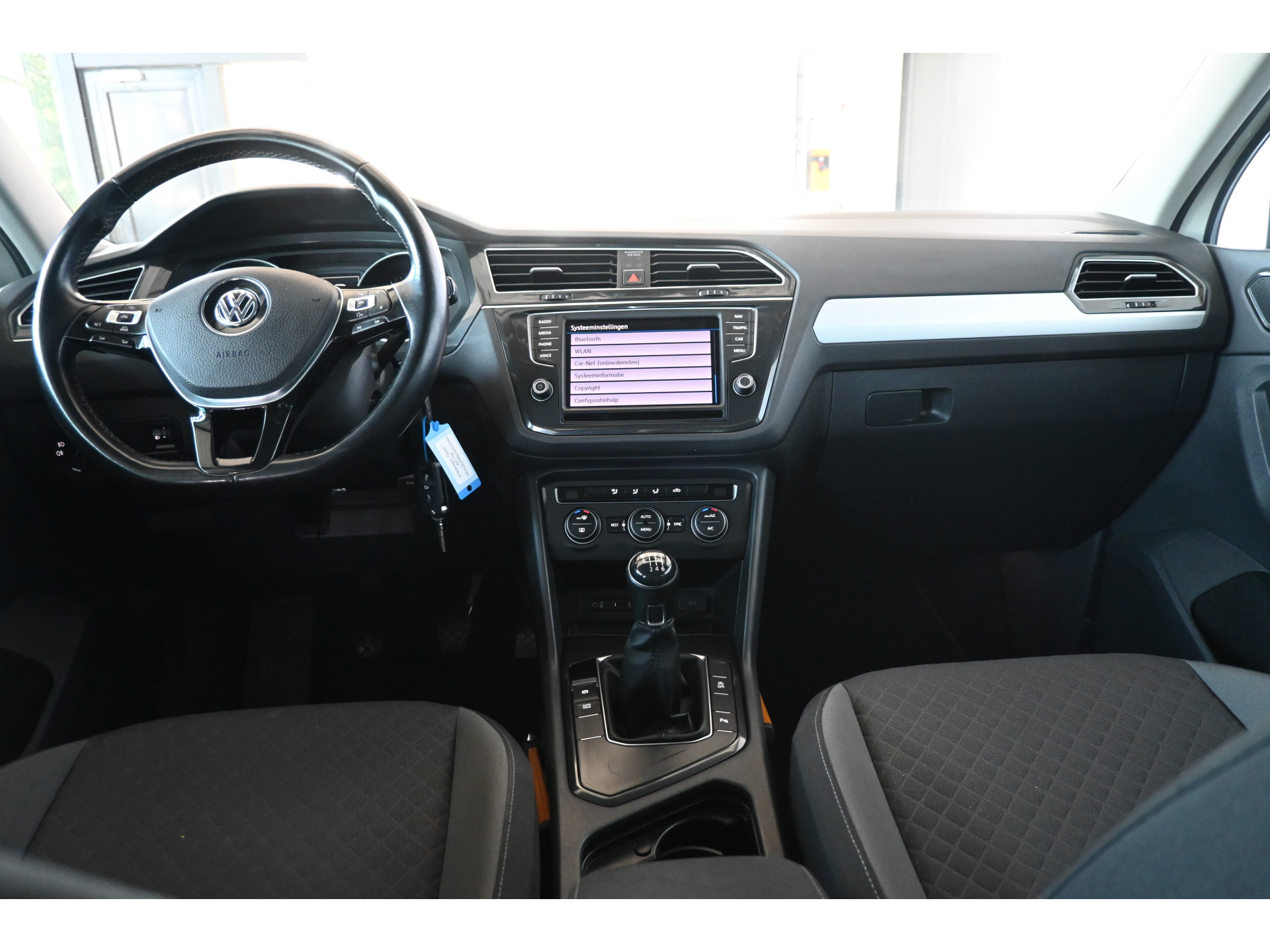 Volkswagen Tiguan 1.4 TSI Highline R-Line Clima Navigatie Carplay 1e Eigenaar Trekhaak Rijklaarprijs! Inruil Mogelijk!