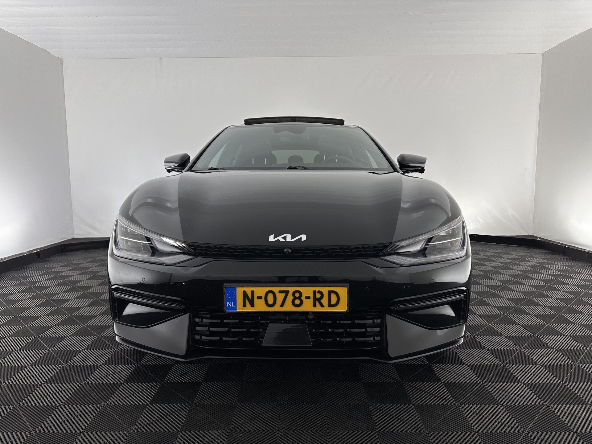 Kia EV6 GT-Line 77.4 kWh (3-Fase-11kW) {SOH-98%} (INCL-BTW) Aut. *HEATPUMP | PANO | HEAD-UP | LEATHER-ALCANTARA | ADAPTIVE-CRUISE | DIGI-COCKPIT | MERIDIAN-AUDIO | MEMORYPACK | FULL-LED | KEYLESS | TOPVIEW | DAB | BLINDSPOT | NAVI-FULLMAP |