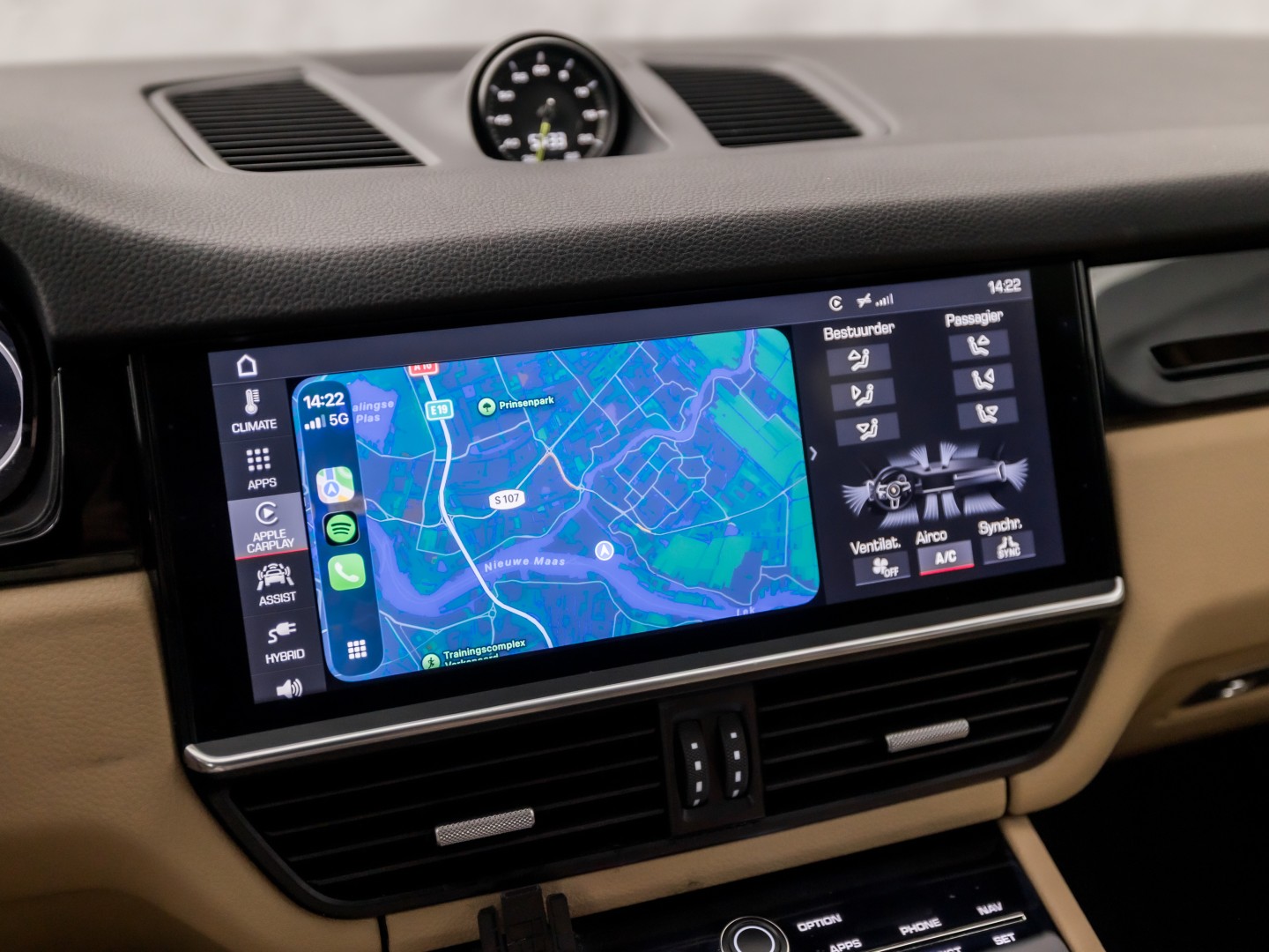 Porsche Cayenne 3.0 E-Hybrid Sport 463Pk (SPORTCHRONO PAKKET, LUCHTVERING, SOH 95%, BLACK PACK, APPLE CARPLAY, MEMORY SEATS, STOELVERWARMING, GETINT GLAS, CAMERA, NIEUWSTAAT)