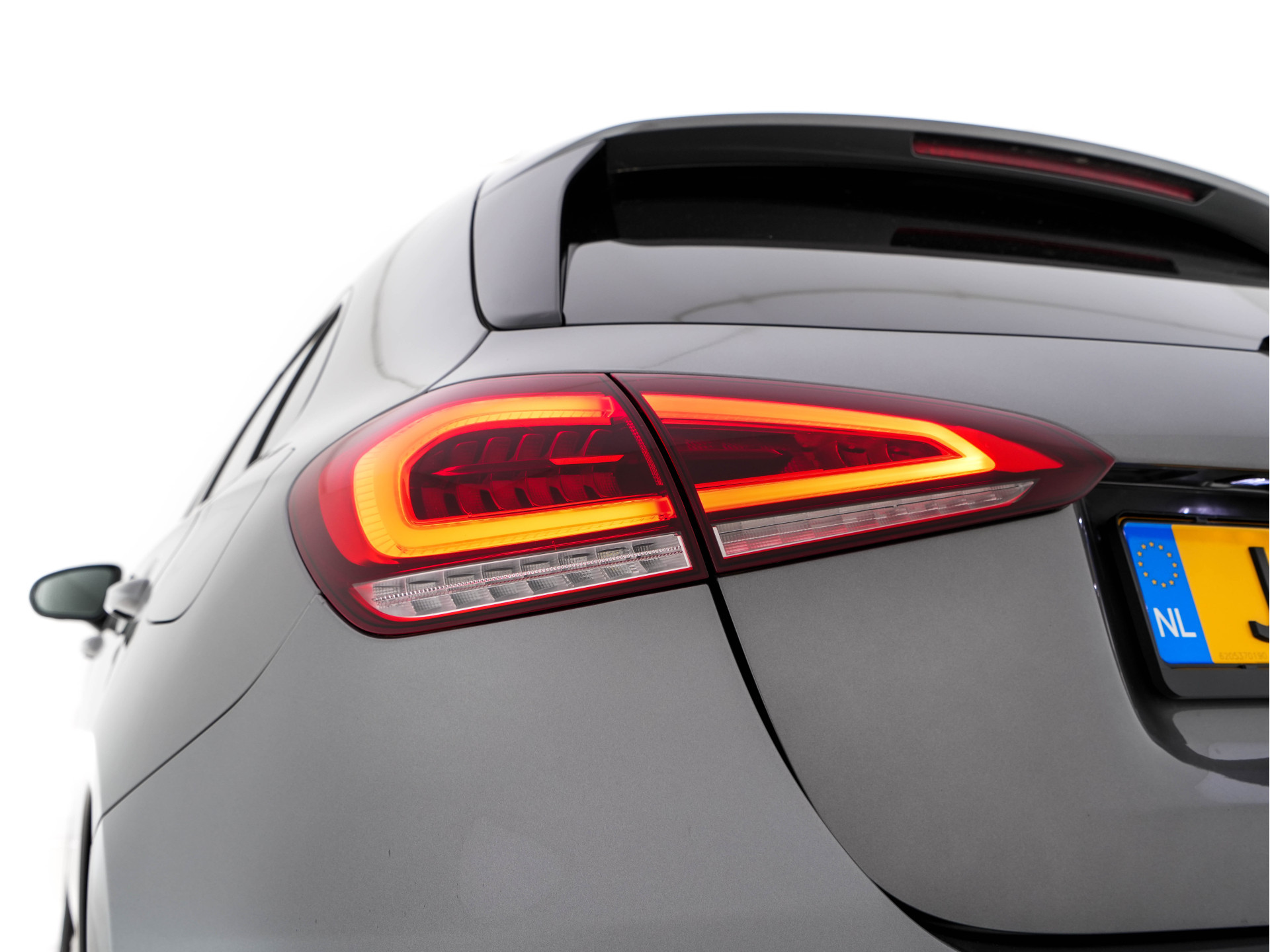 Mercedes-Benz A-klasse 180 AMG-Sport-Pack Business Solution *PANO | WIDESCREEN-DIGI-COCKPIT | FULL-LED | LEATHER-MICROFIBRE | CAMERA | ECC | PDC | CRUISE | HEATED-SPORTSEATS | PRIVACY-GLASS | 18"ALU*