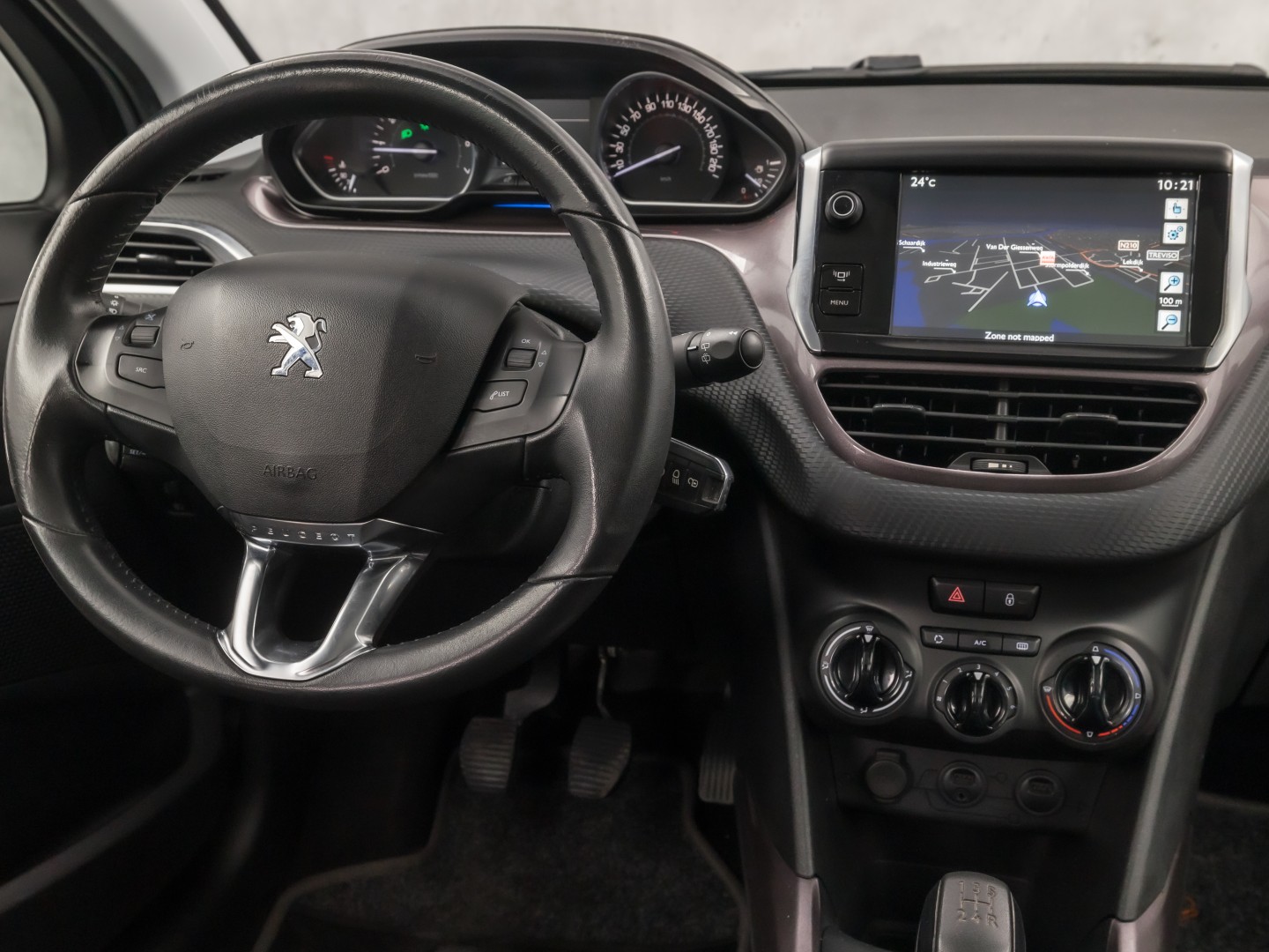 Peugeot 2008 1.2 VTi Sport (PANORAMADAK, NAVIGATIE, PARKEERSENSOREN, SPORTSTOELEN, CRUISE, NIEUWE APK, NIEUWSTAAT)