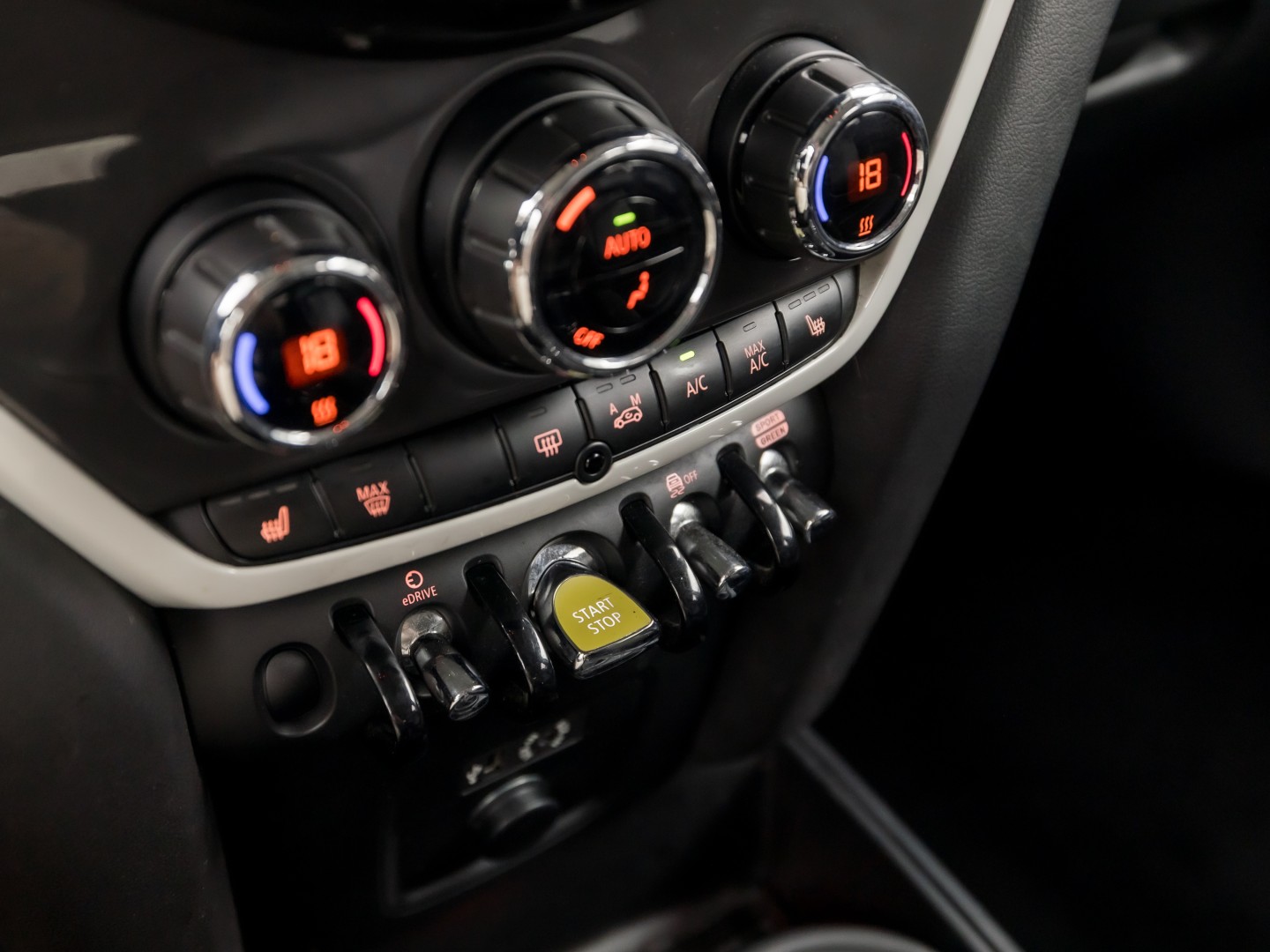 MINI Countryman 1.5 Cooper SE ALL4 Chili 225Pk Automaat (APPLE CARPLAY, GROOT NAVI, LEDER, STOELVERWARMING, SPORTSTOELEN, GETINT GLAS, ADAPTIVE CRUISE, NIEUWSTAAT)