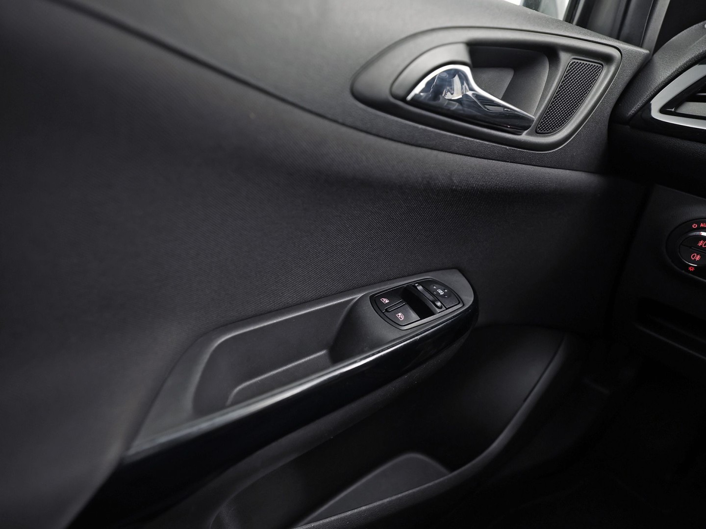Opel Corsa 1.4 Color Edition (5 DEURS, AIRCO, SPORTSTOELEN, CRUISE, ELEK RAMEN, NIEUWE APK, NIEUWSTAAT)