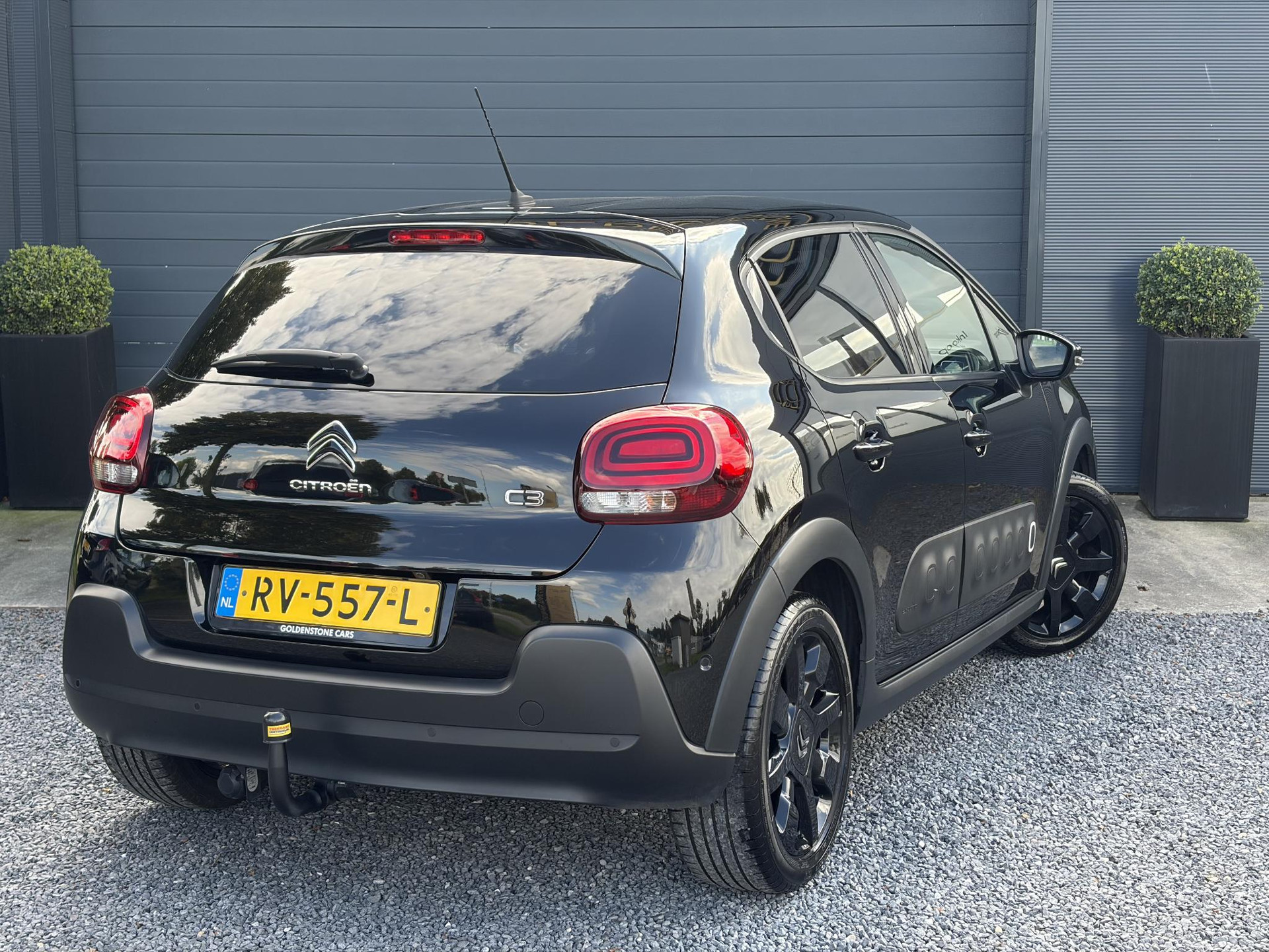 Citroen C3 1.2 PureTech Shine ✓Dealer Onderhouden✓2e Eigenaar✓Carplay✓Camera✓Navi✓Clima✓Cruise✓Pdc V+A✓Keyless✓Halfleder✓Trekhaak✓Rijstrooksensor✓Dodehoeksensor✓17'' Lm velgen✓N.A.P✓Nieuwe Apk bij Aflevering
