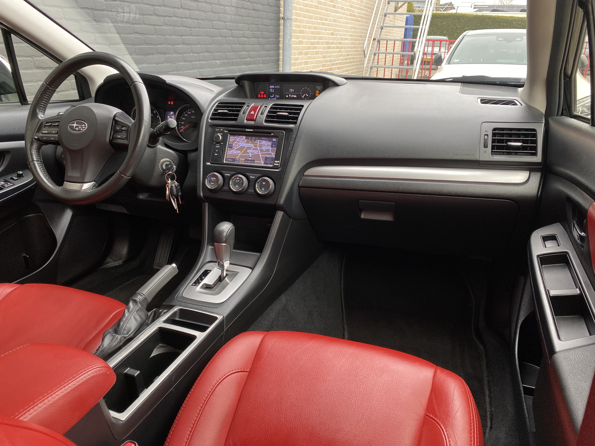 Subaru XV 2.0i Luxury AWD 150 pk AUT. | dealer onderhouden | navigatie | trekhaak | leder interieur | camera | all season banden