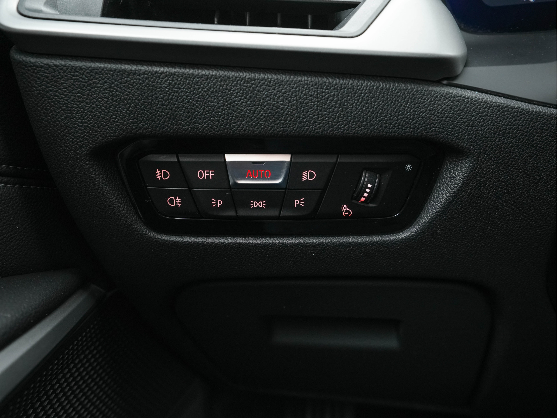 BMW 3-serie Touring 330e Plug-In (INCL-BTW) *LUXURY-LEATHER | NAVI-FULLMAP |  DIGI-COCKPIT | FULL-LED | DAB | ECC | PDC | ADAPTIVE-CRUISE | HEATED-SPORSEATS | KEYLESS | PRIVACY-GLASS | KEYLESS | CARPLAY | TOWBAR | 17"ALU*