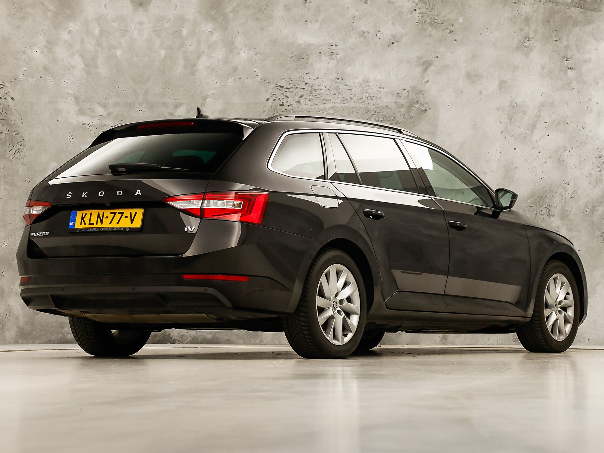 Škoda Superb Combi 1.4 TSI iV Sport 218Pk Automaat (VIRTUAL COCKPIT, APPLE CARPLAY, GROOT NAVI, MEMORY SEAT, LEDER/ALCANTARA, CAMERA, STOELVERWARMING, ADAPTIVE CRUISE, ELEK ACHTERKLEP, NIEUWSTAAT)