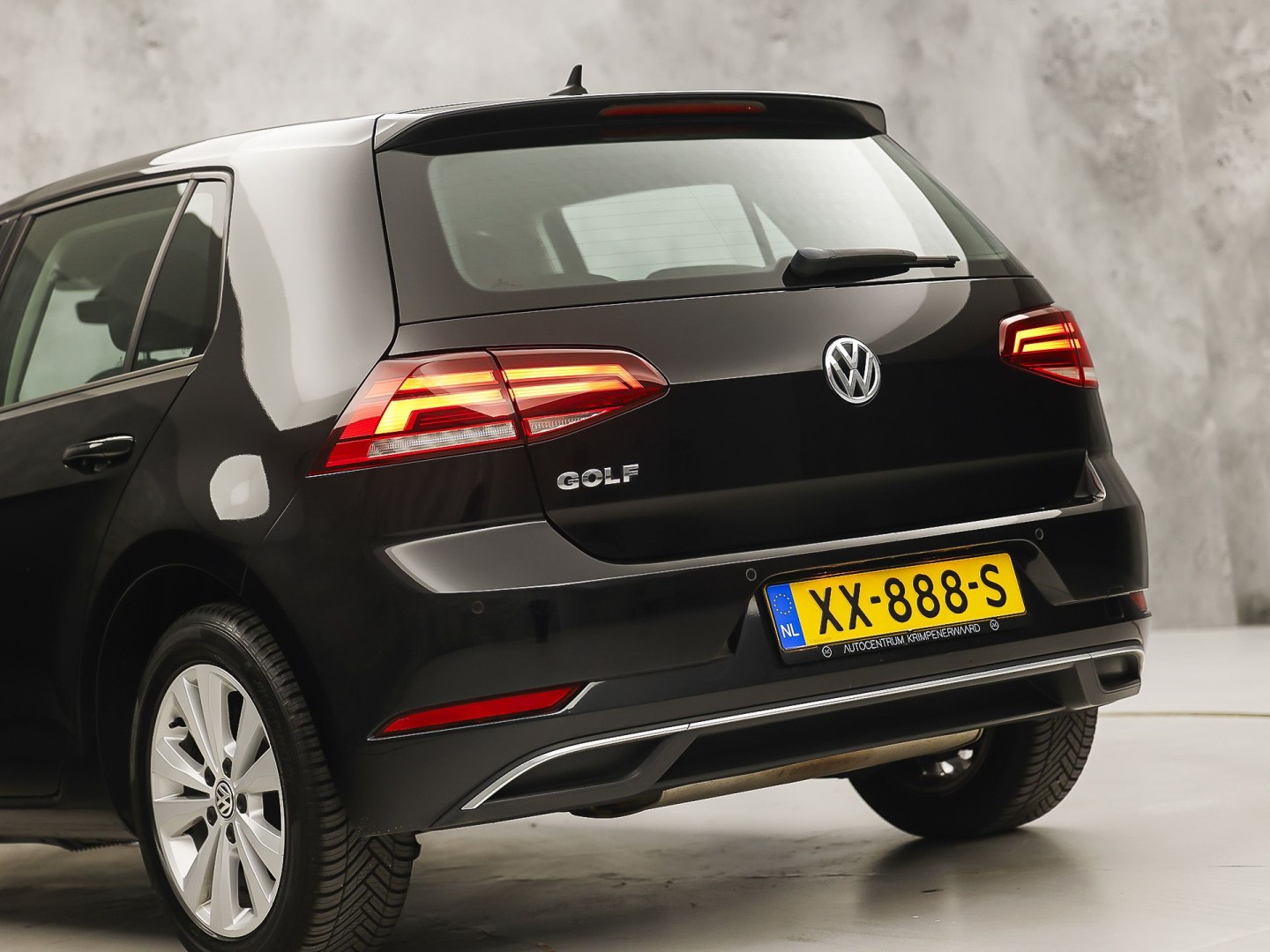 Volkswagen Golf 1.0 TSI Sportline (APPLE CARPLAY, NAP, GROOT NAVI, CLIMATE, PARKEERSENSOREN, SPORTSTOELEN, LM VELGEN, ADAPTIVE CRUISE, NIEUWSTAAT)