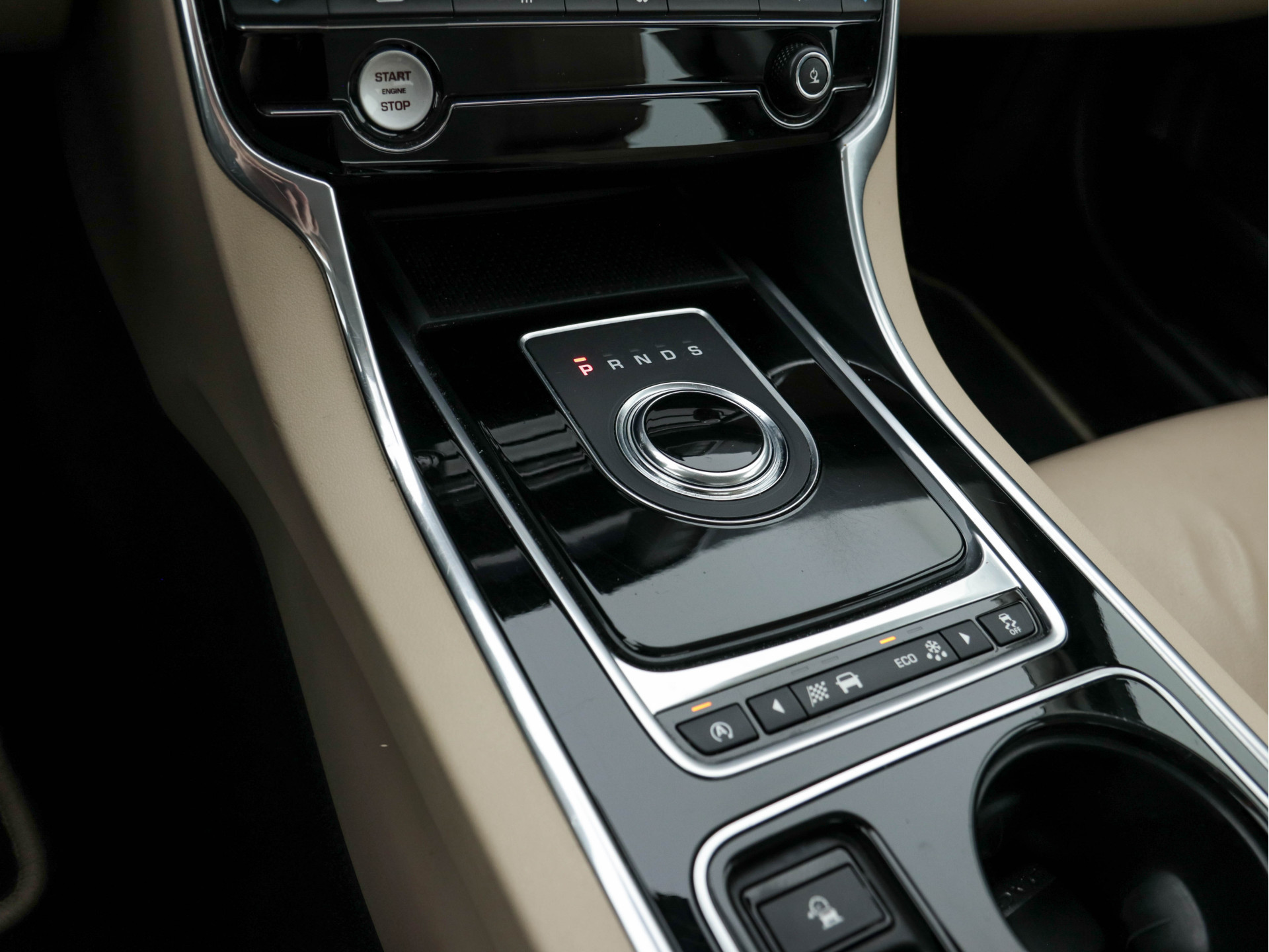 Jaguar XE 2.0 D Portfolio (INCL-BTW) Aut. *LEATHER | NAVI-FULLMAP | BI-XENON | CAMERA | ECC | COMFORT-SEATS | SHIFT-PADDLES | PDC | JAGUAR-AUDIO | CRUISE | LANE-ASSIST | TOWBAR | 18"ALU*