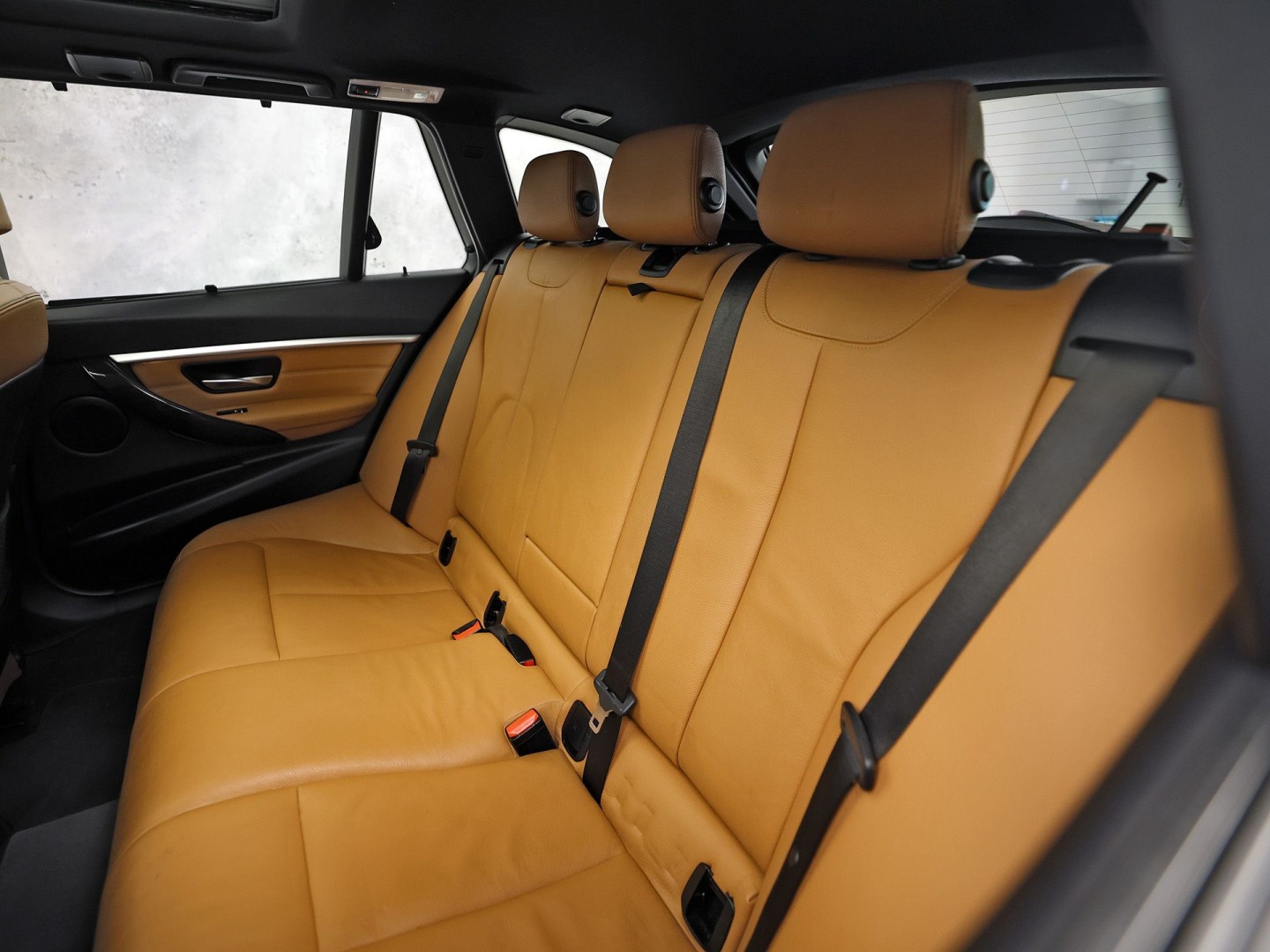 BMW 3 Serie 318i M Sport Automaat (PANORAMADAK, M PAKKET, GROOT NAVI, COGNAC LEDER, STOELVERWARMING, SPORTSTOELEN, VIRTUAL COCKPIT, PARKEERSENSOREN, GETINT GLAS, NIEUWSTAAT)