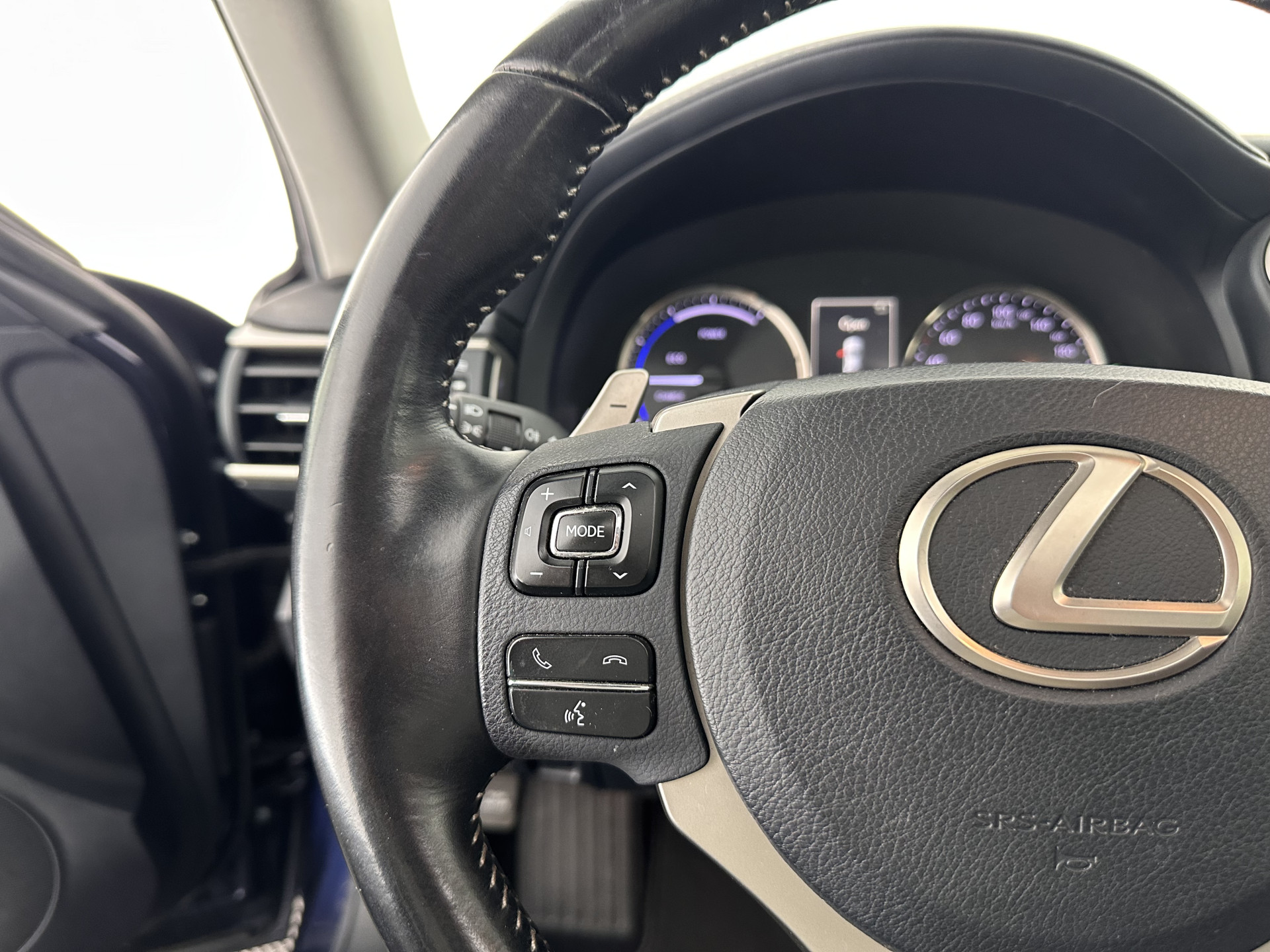 Lexus IS 300h Hybrid Business Line Aut. *PANO | LEATHER-MICROFIBRE | FULL-LED | NAVI-FULLMAP | HEATED-COMFORTSEATS | CAMERA | ECC | SHIFT-PADDLES | PDC | CRUISE | 17''ALU*