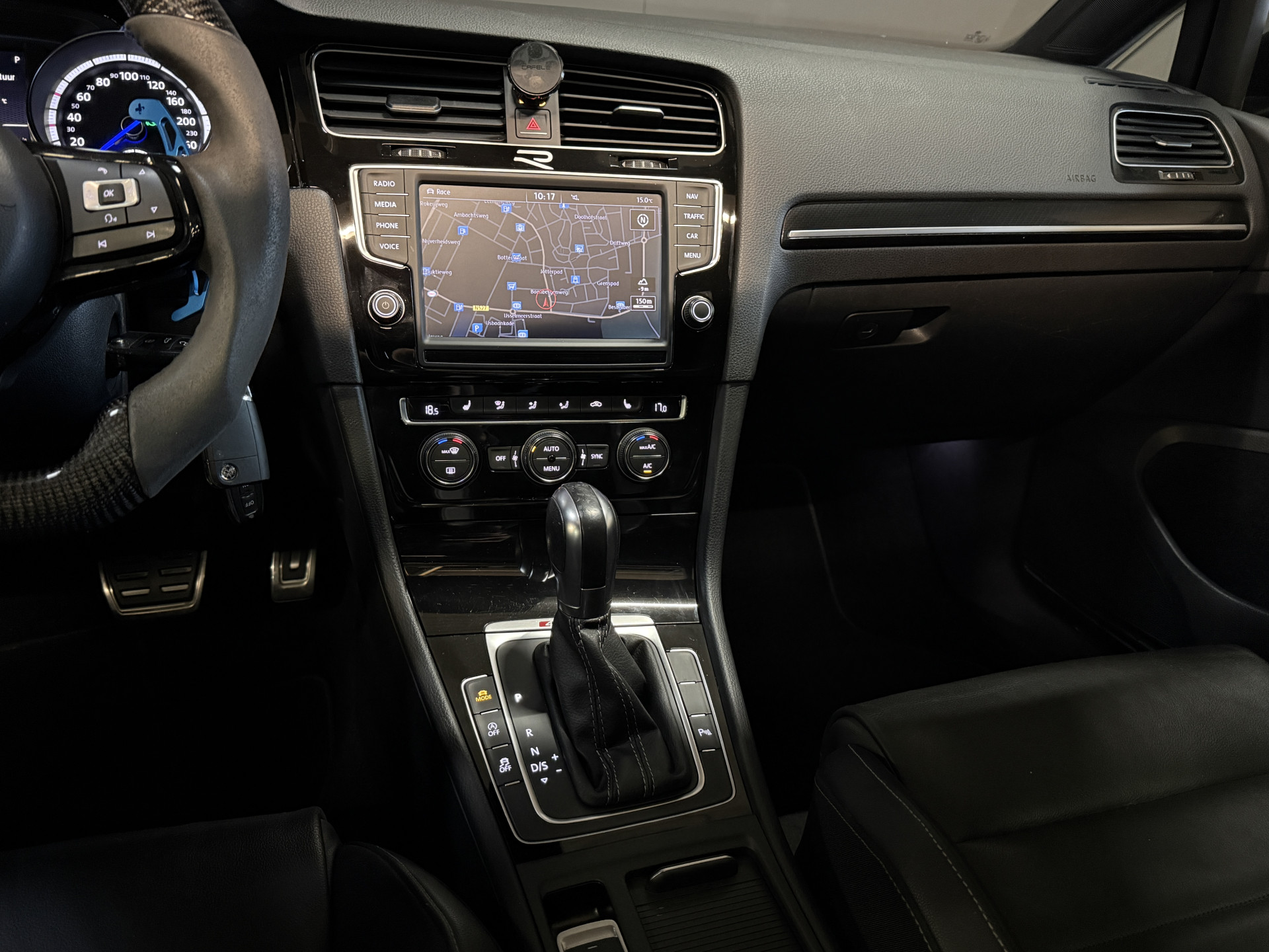 Volkswagen Golf 2.0 TSI R 4Motion | Camera | Panoramadak | 300PK | Stoelverwarming | Leder