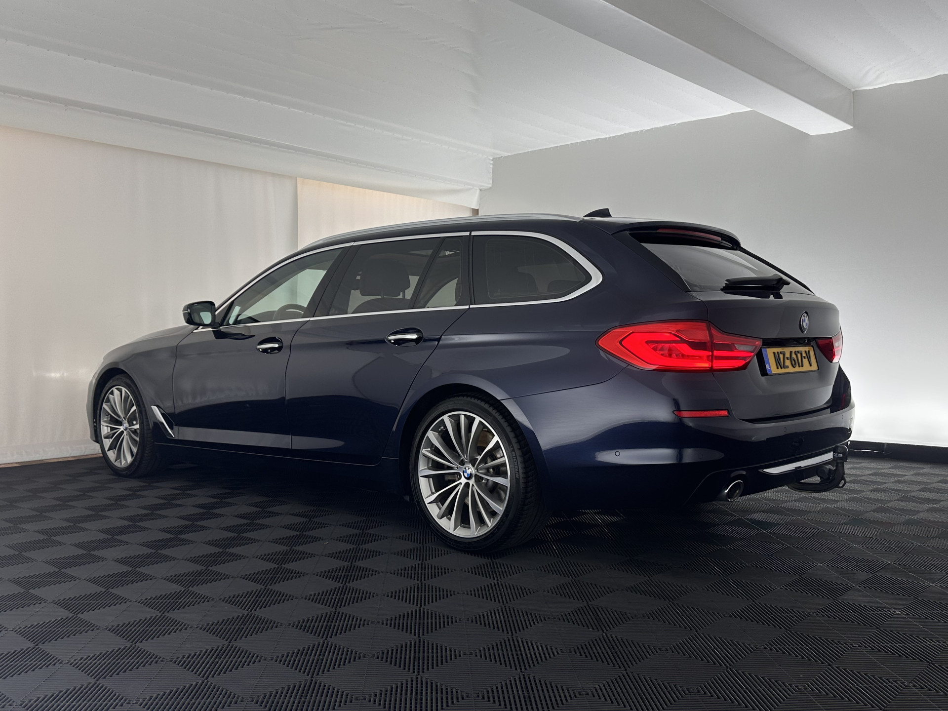 BMW 5-serie Touring 530d High Executive Luxury-Line Aut. *PANO | BOWERS-WILKINS | LEATHER | FULL-LED | ADAPTIVE-CRUISE | BLINDSPOT | MEMORY-PACK | TOPVIEW | HEAD-UP | HEATED-COMFORTSEATS | DIGI-COCKPIT | NAVI-FULLMAP | TOWBAR | 19''ALU*